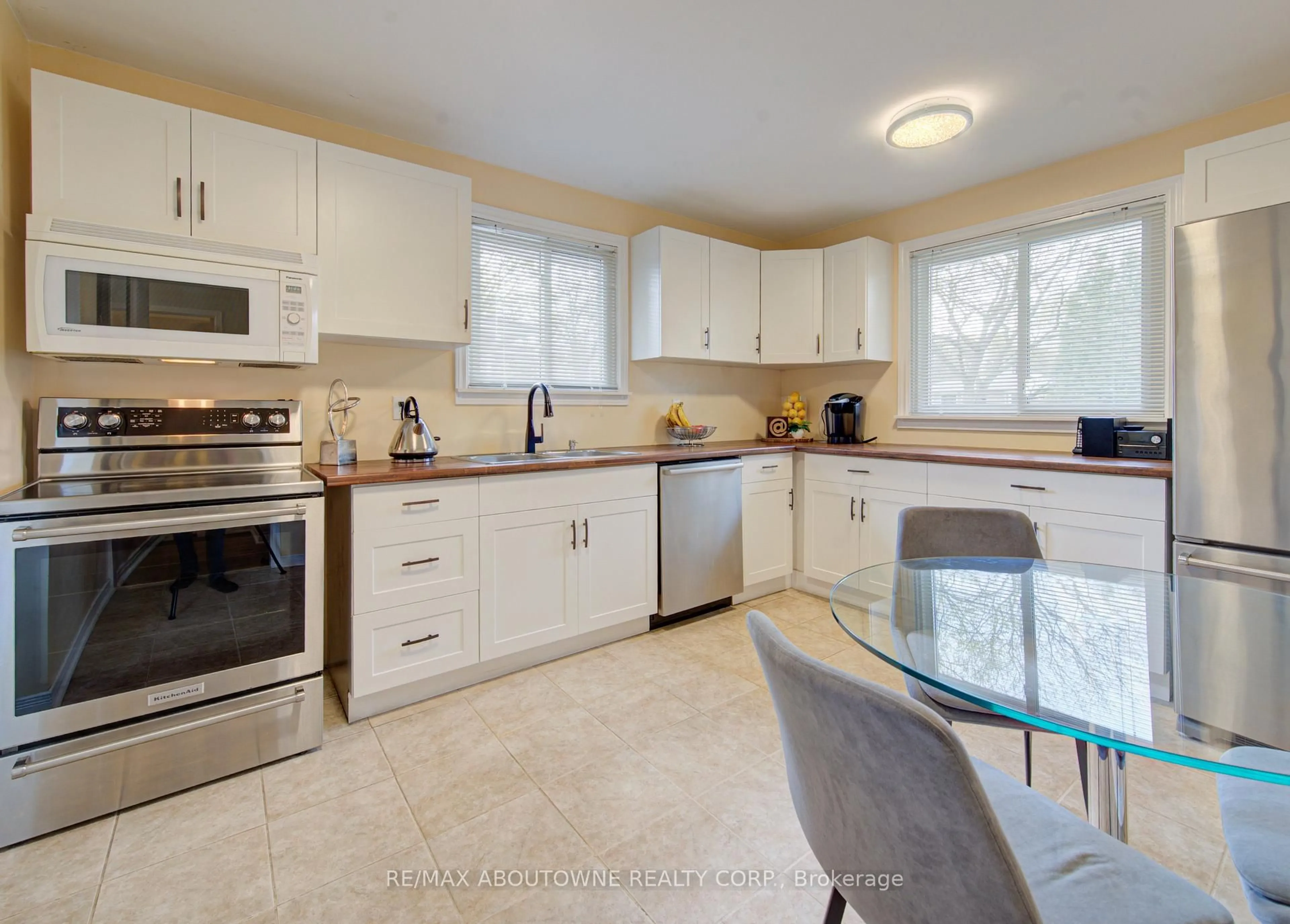 Open concept kitchen, ceramic/tile floor for 1229 Owen Crt, Oakville Ontario L6H 1V2