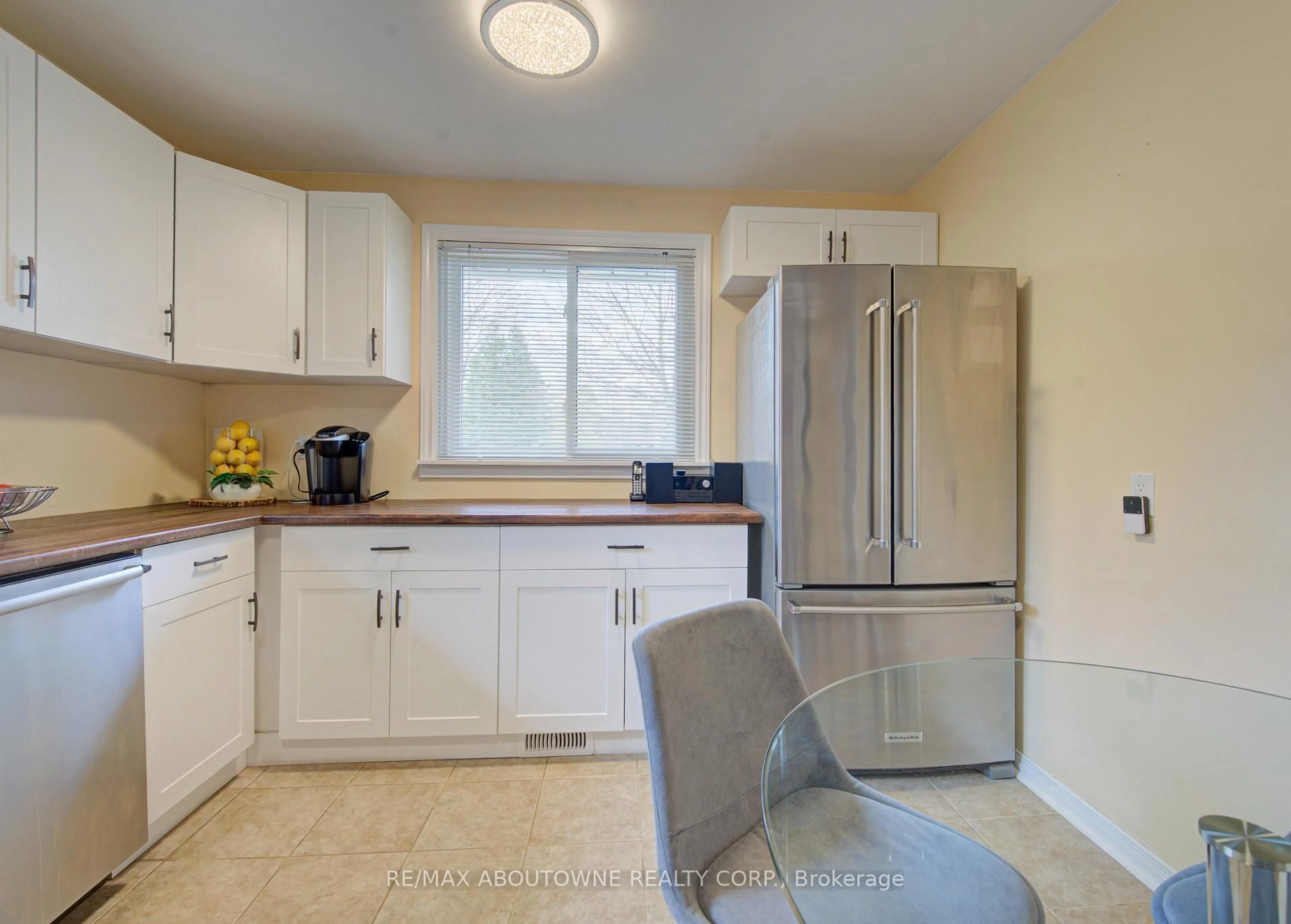 Standard kitchen, ceramic/tile floor for 1229 Owen Crt, Oakville Ontario L6H 1V2