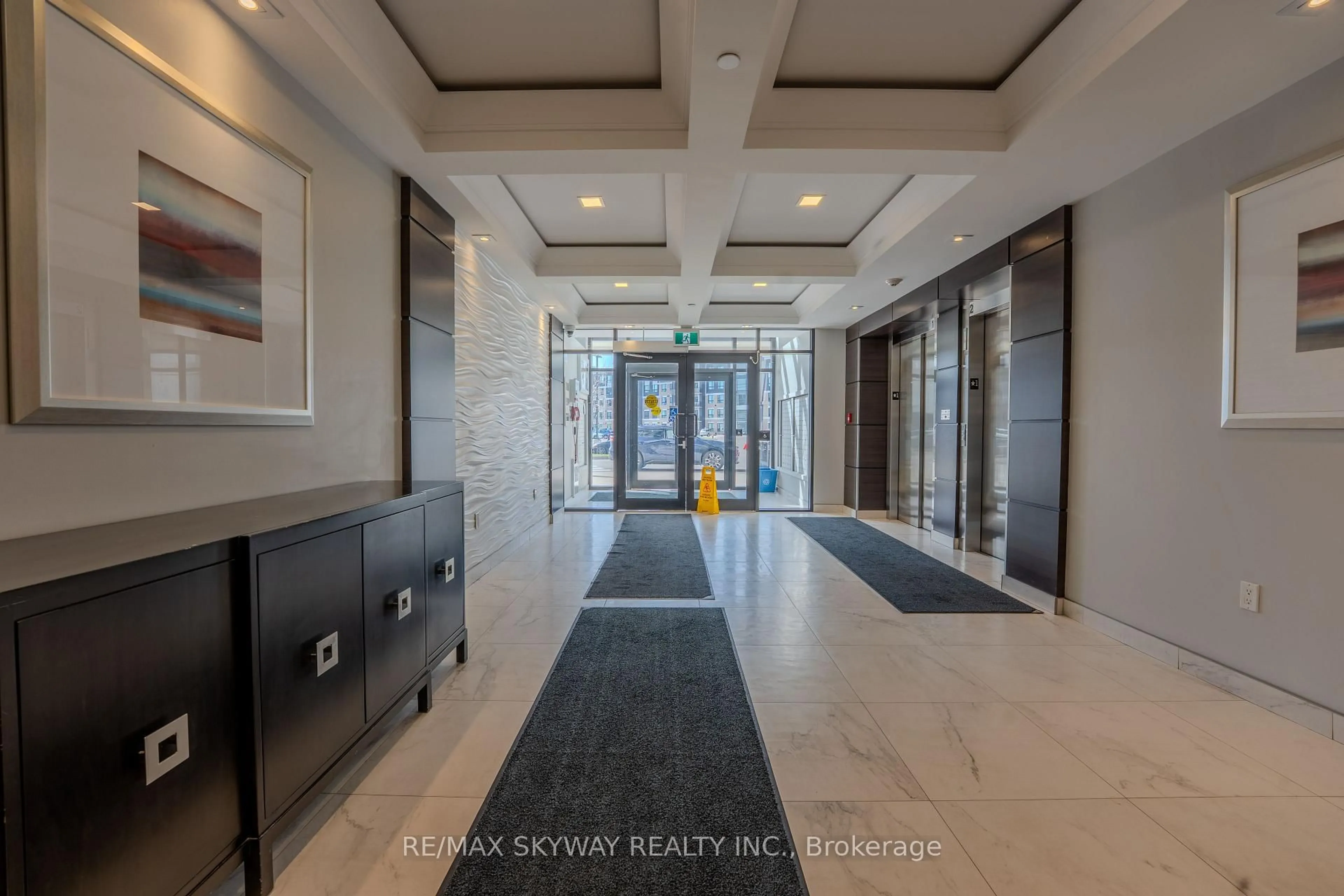 Indoor foyer for 640 Sauve St #420, Milton Ontario L9T 9A7