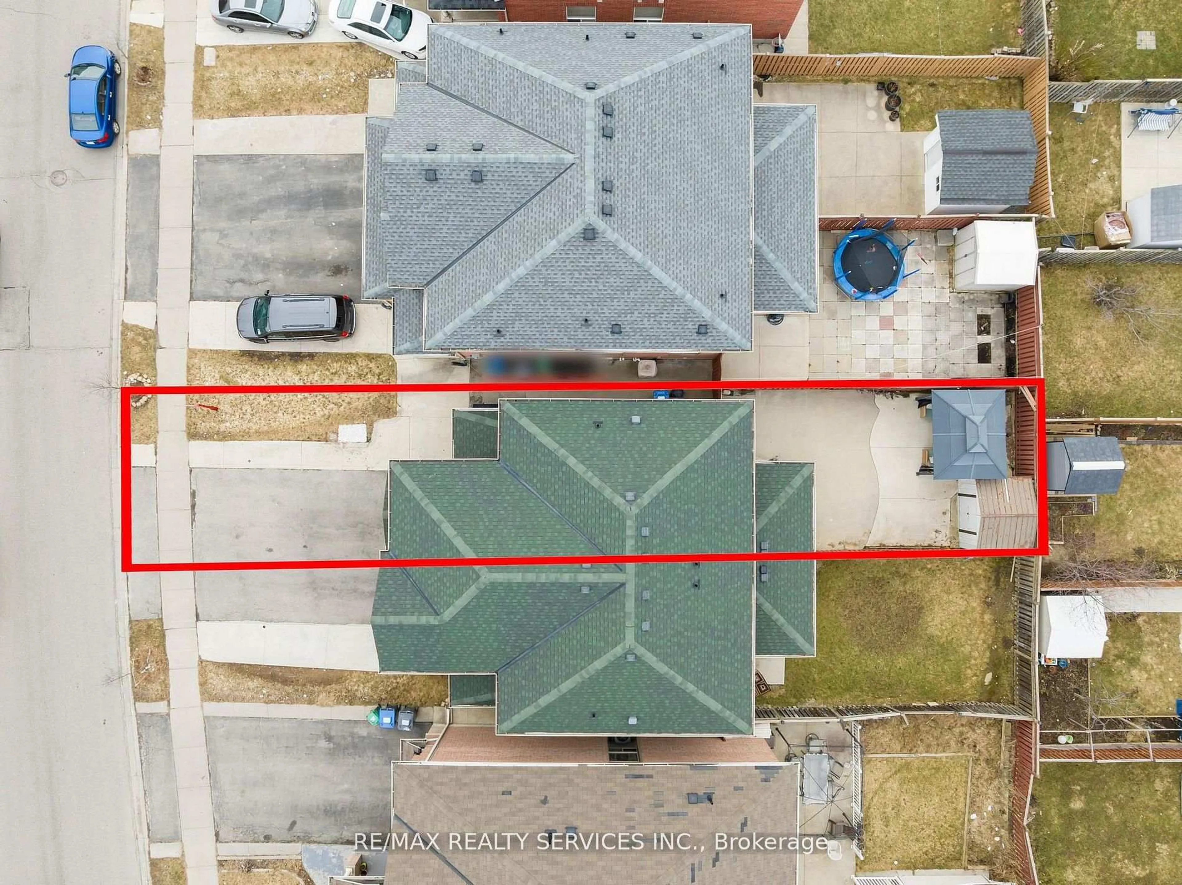 A pic from outside/outdoor area/front of a property/back of a property/a pic from drone, street for 110 Dwyer Dr, Brampton Ontario L6S 0B4