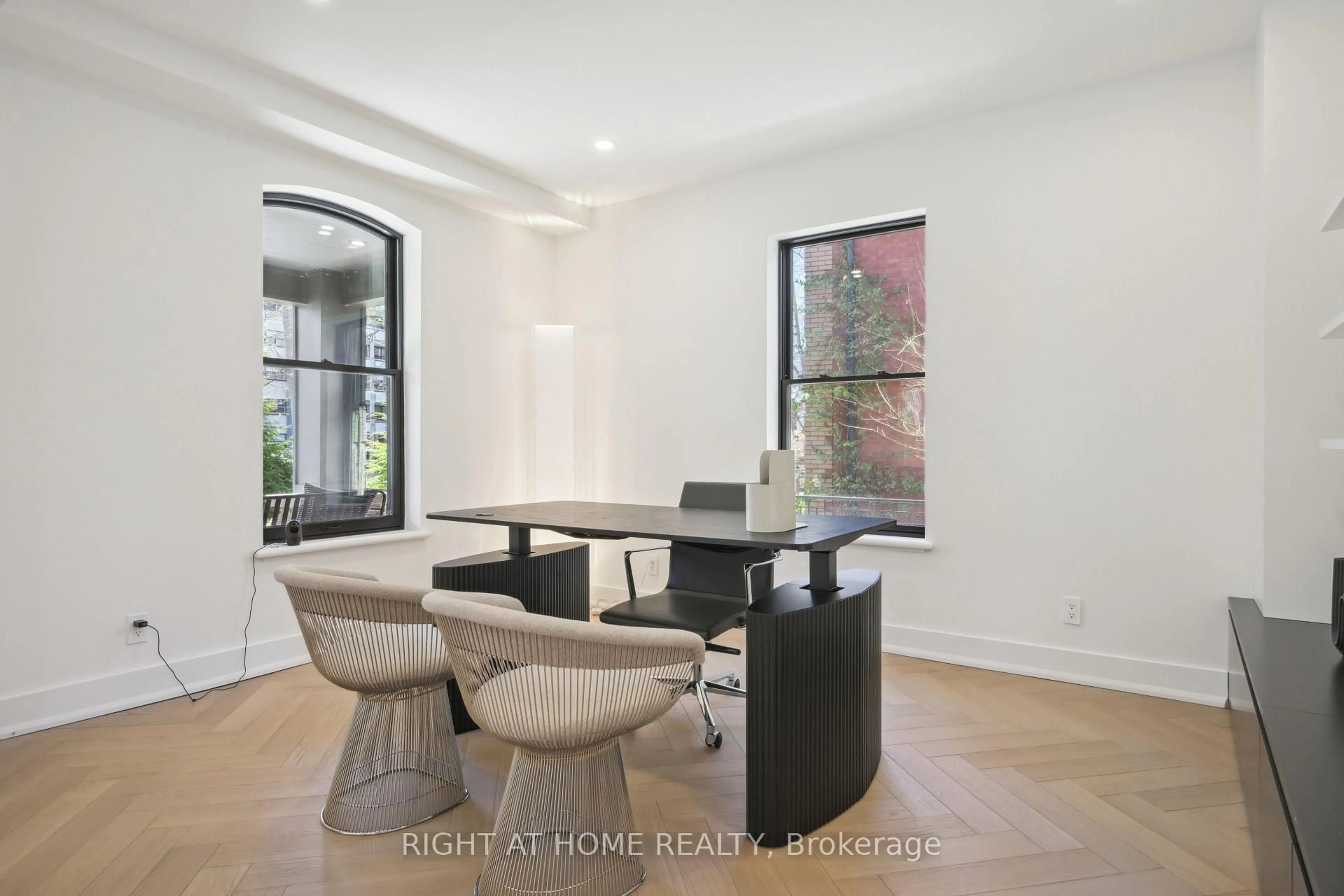 A pic of a room for 2187 Lakeshore Rd, Burlington Ontario L7R 1A5