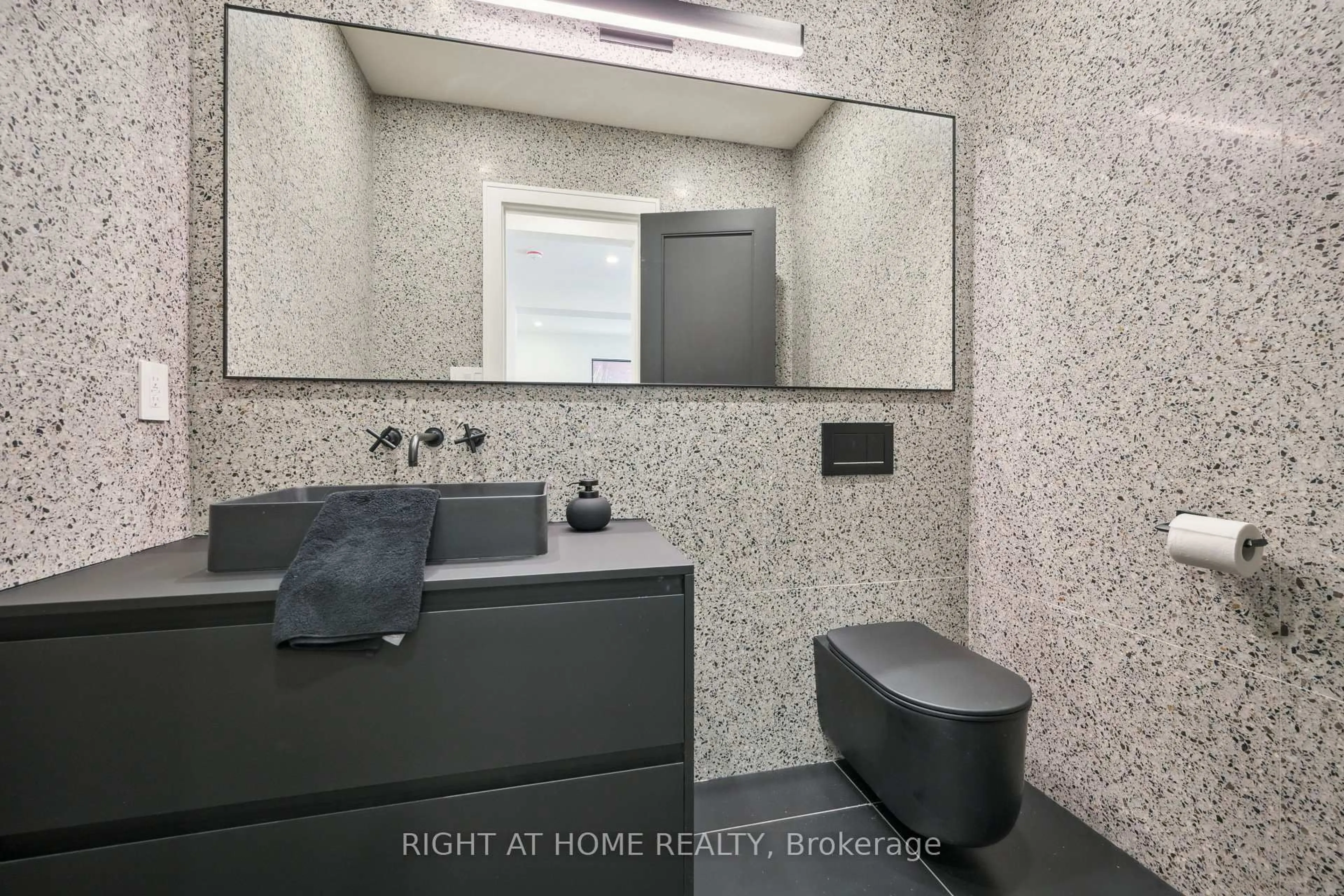Standard bathroom, unknown for 2187 Lakeshore Rd, Burlington Ontario L7R 1A5