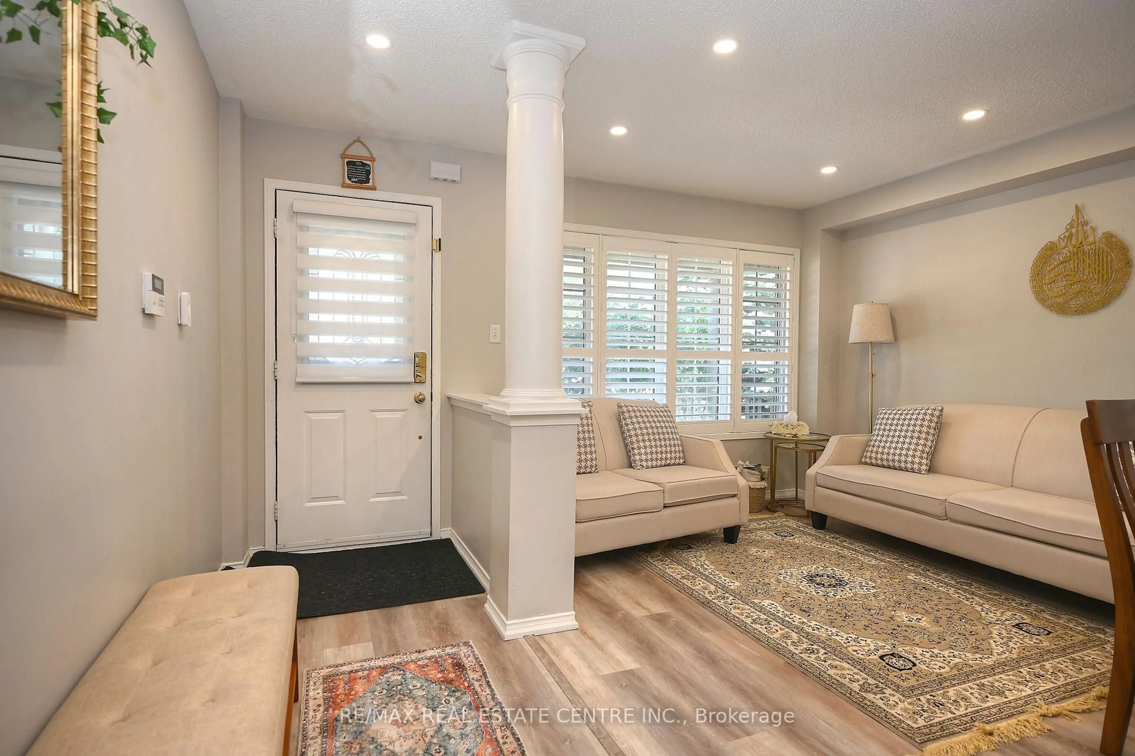 Indoor entryway for 1244 Field Dr, Milton Ontario L9T 6G4