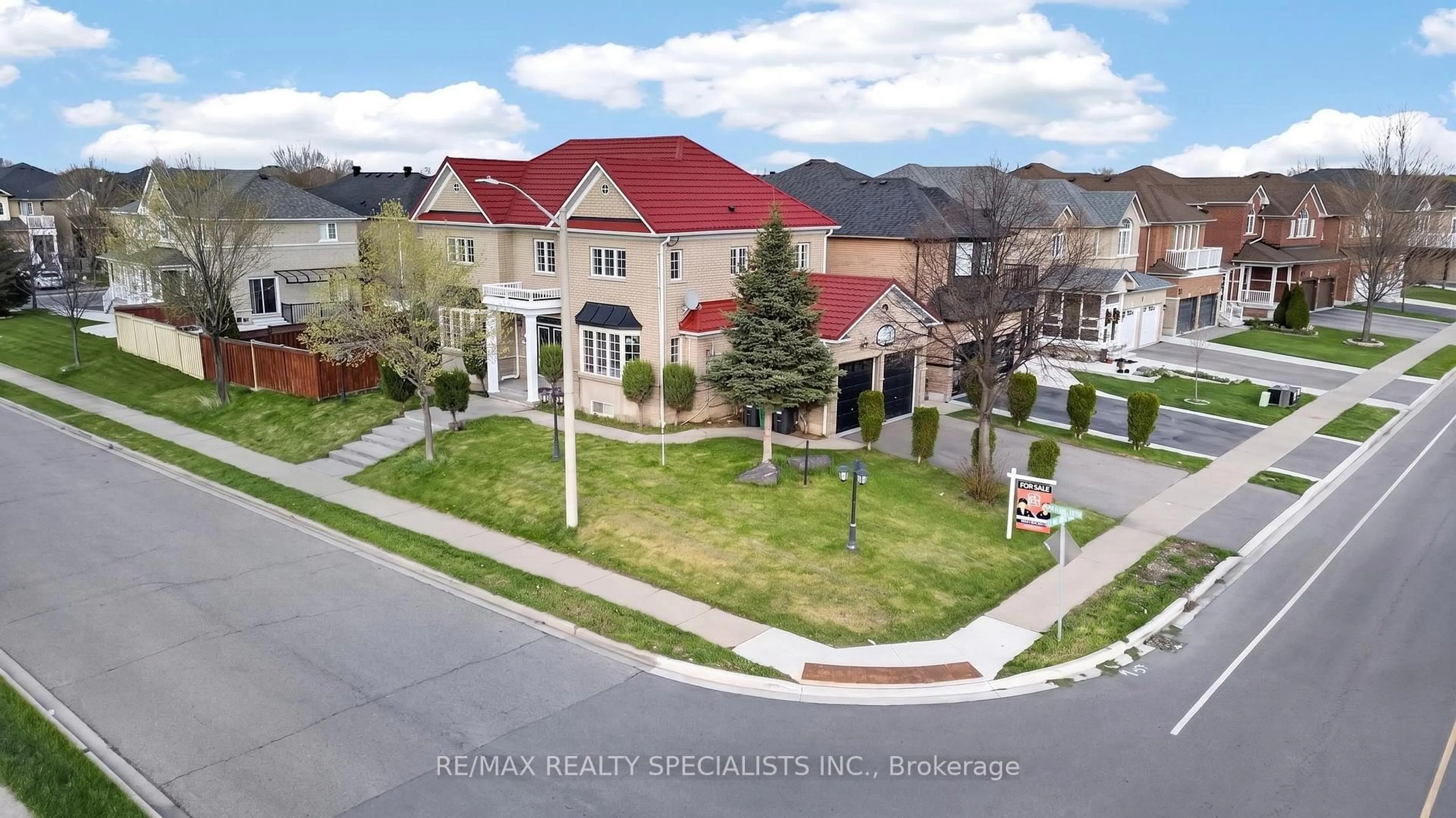 A pic from outside/outdoor area/front of a property/back of a property/a pic from drone, mountain view for 2 Loggers Lane, Brampton Ontario L6X 4T3