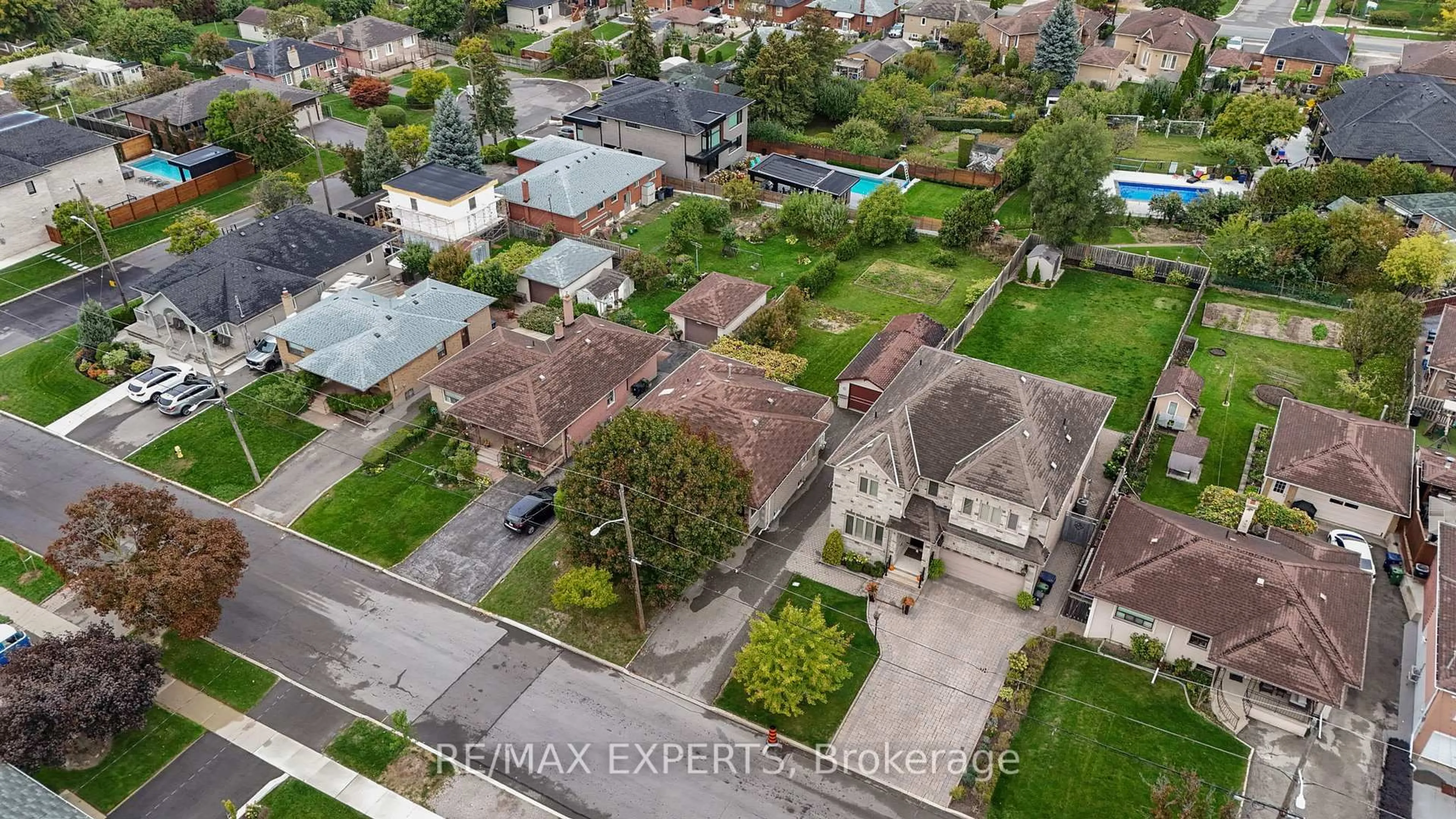 A pic from outside/outdoor area/front of a property/back of a property/a pic from drone, street for 26 Grovedale Ave, Toronto Ontario M6L 1Y6