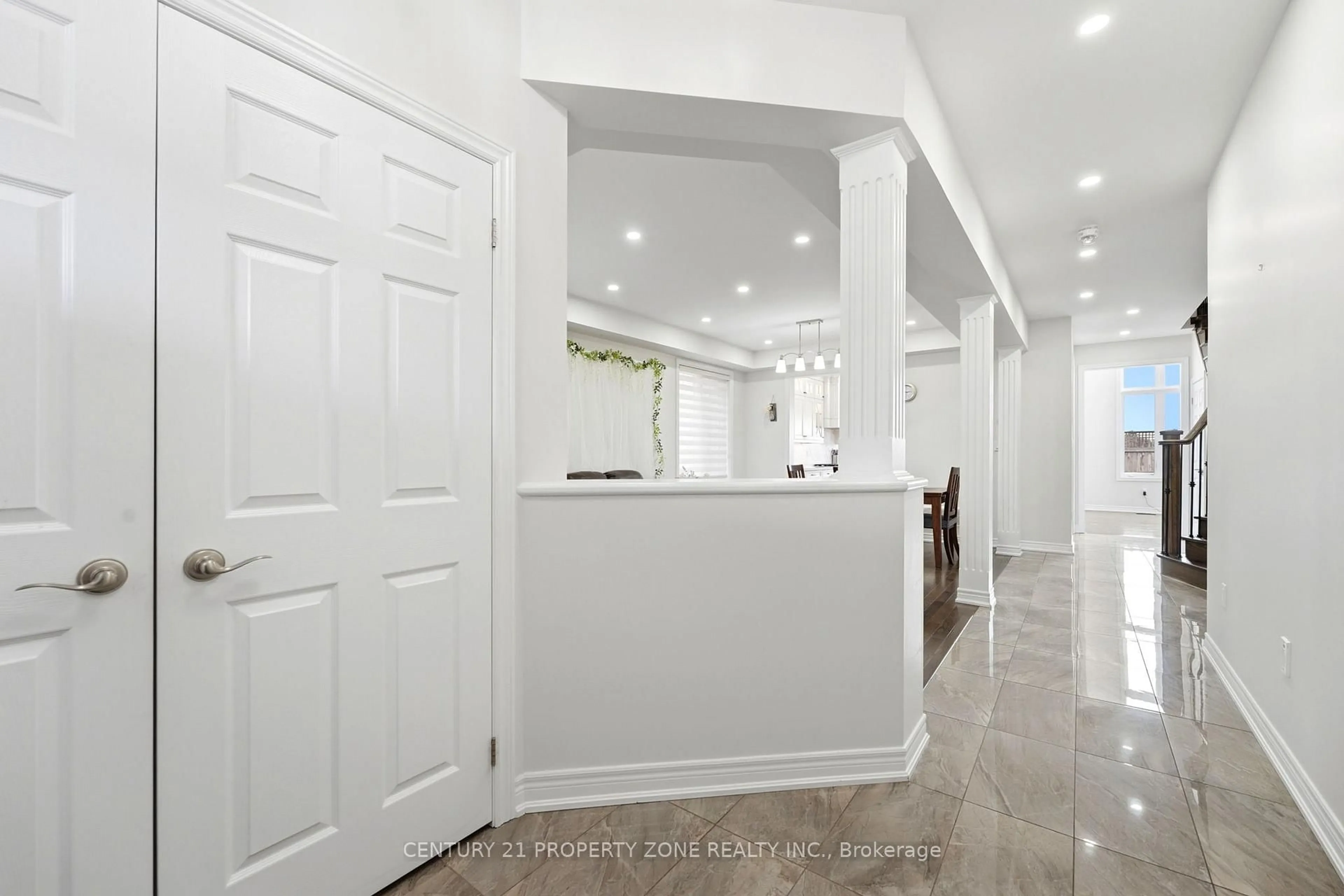 Indoor foyer for 193 Bonnieglen Farm Blvd, Caledon Ontario L7C 4C1