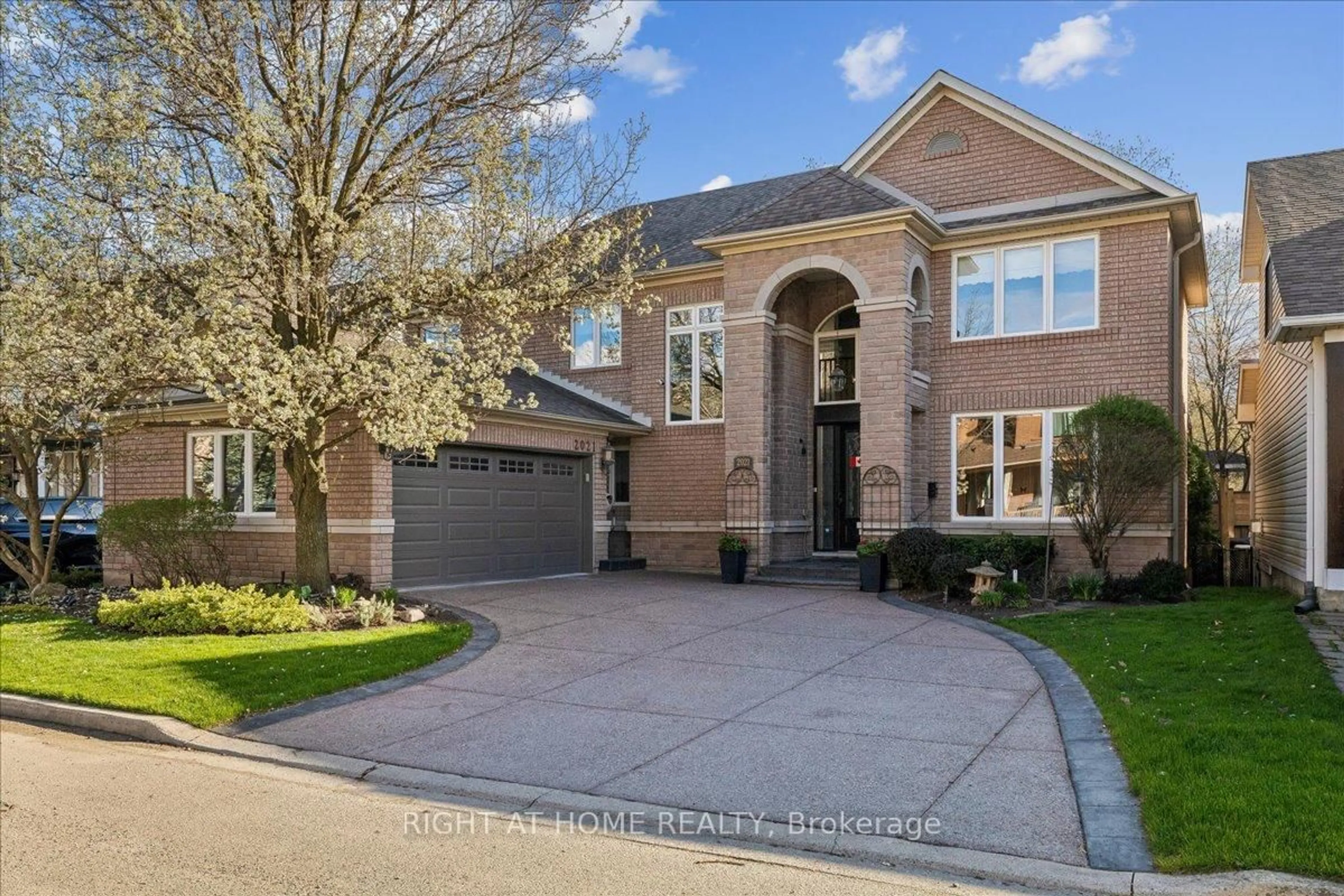 Home with brick exterior material, street for 2021 Oak Grove Pl, Burlington Ontario L7L 6M8