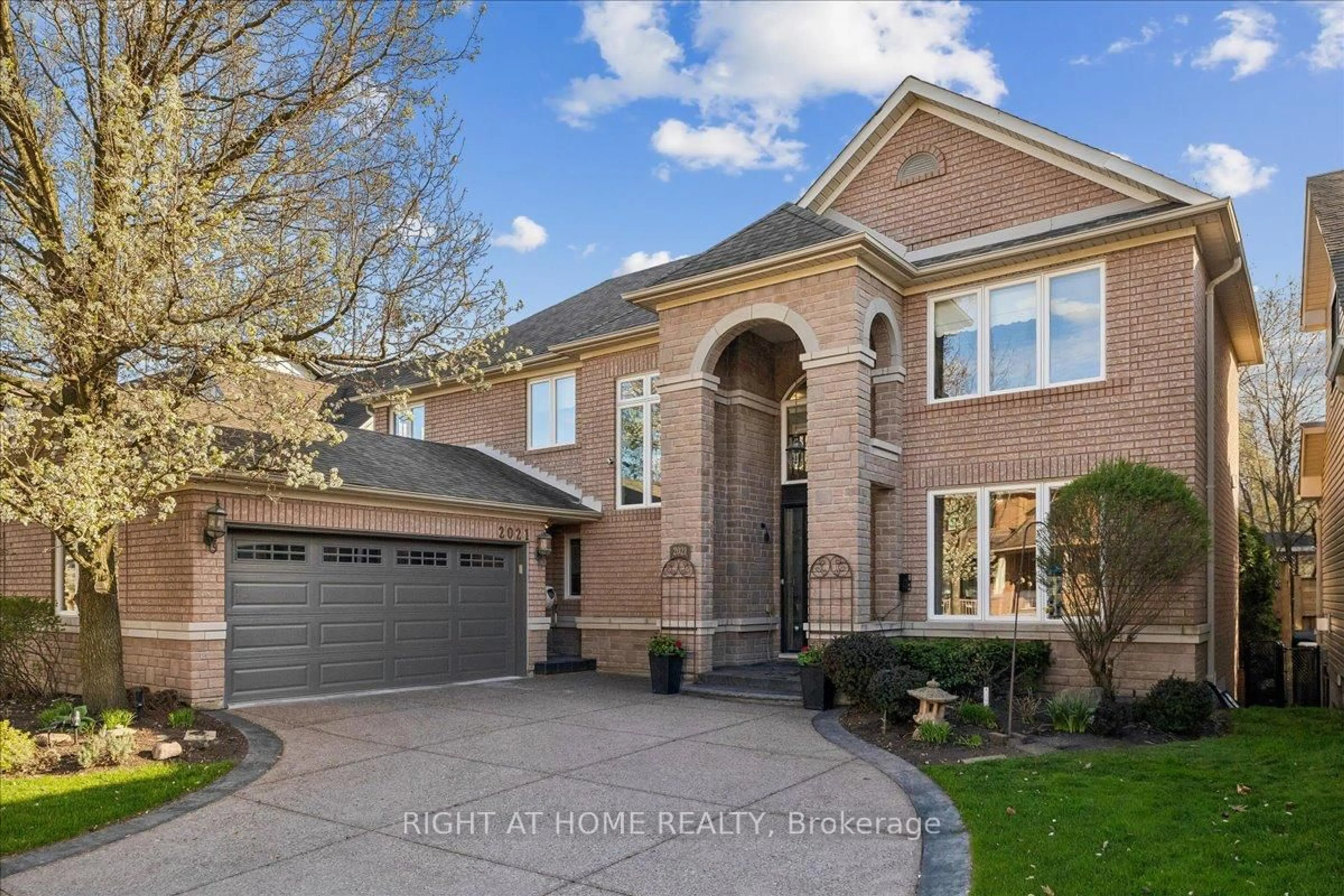 Home with brick exterior material, street for 2021 Oak Grove Pl, Burlington Ontario L7L 6M8