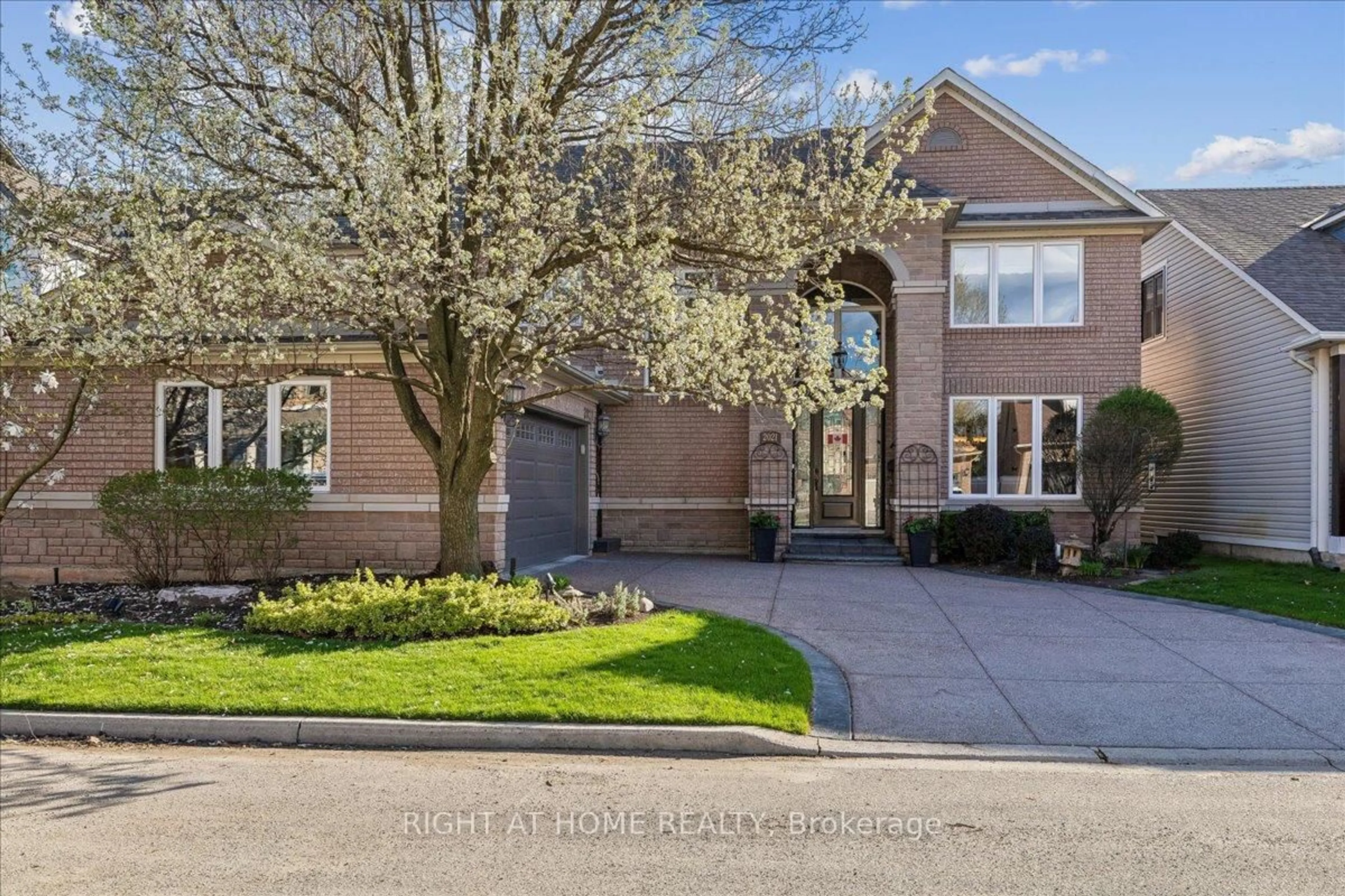Home with brick exterior material, street for 2021 Oak Grove Pl, Burlington Ontario L7L 6M8