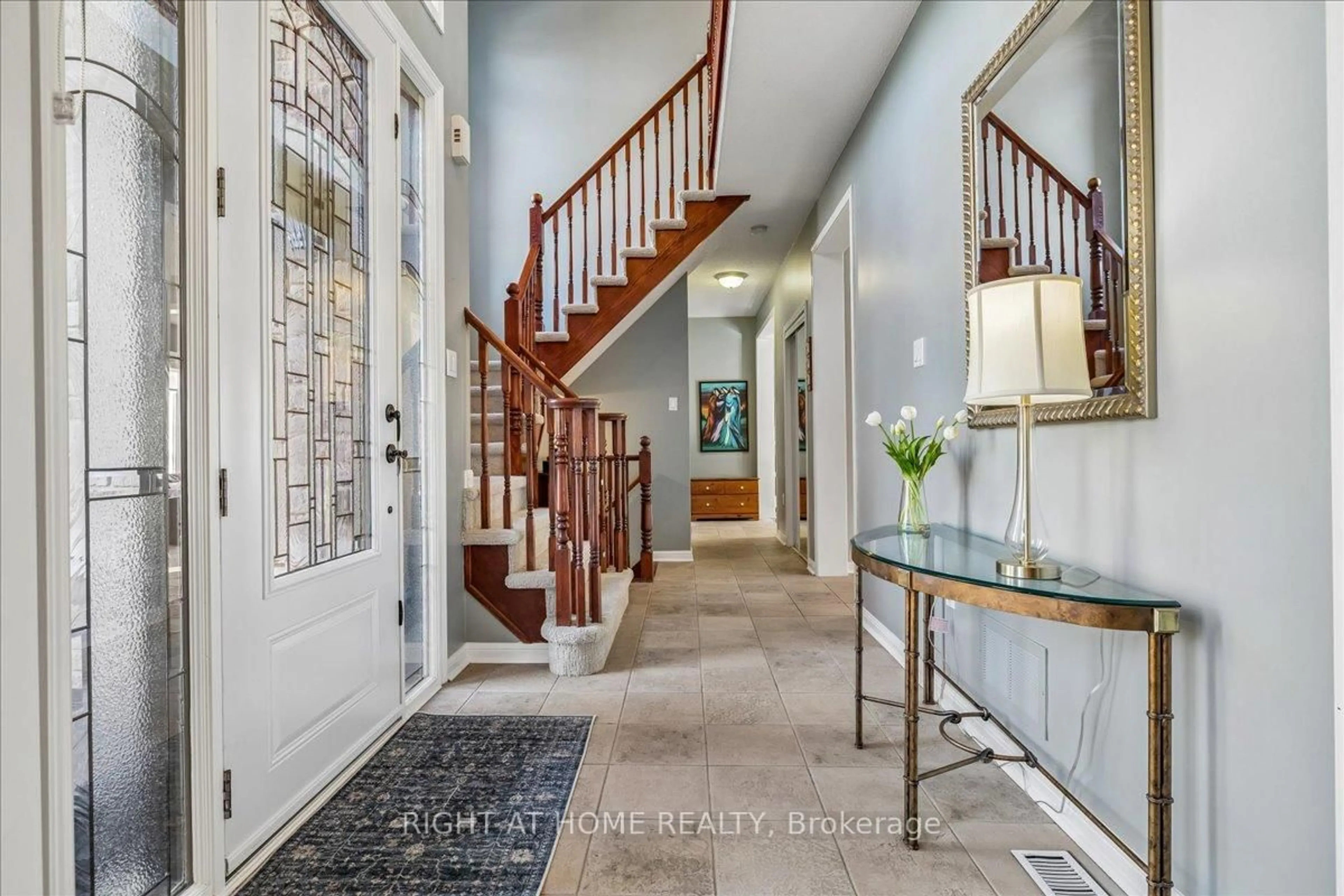 Indoor entryway for 2021 Oak Grove Pl, Burlington Ontario L7L 6M8