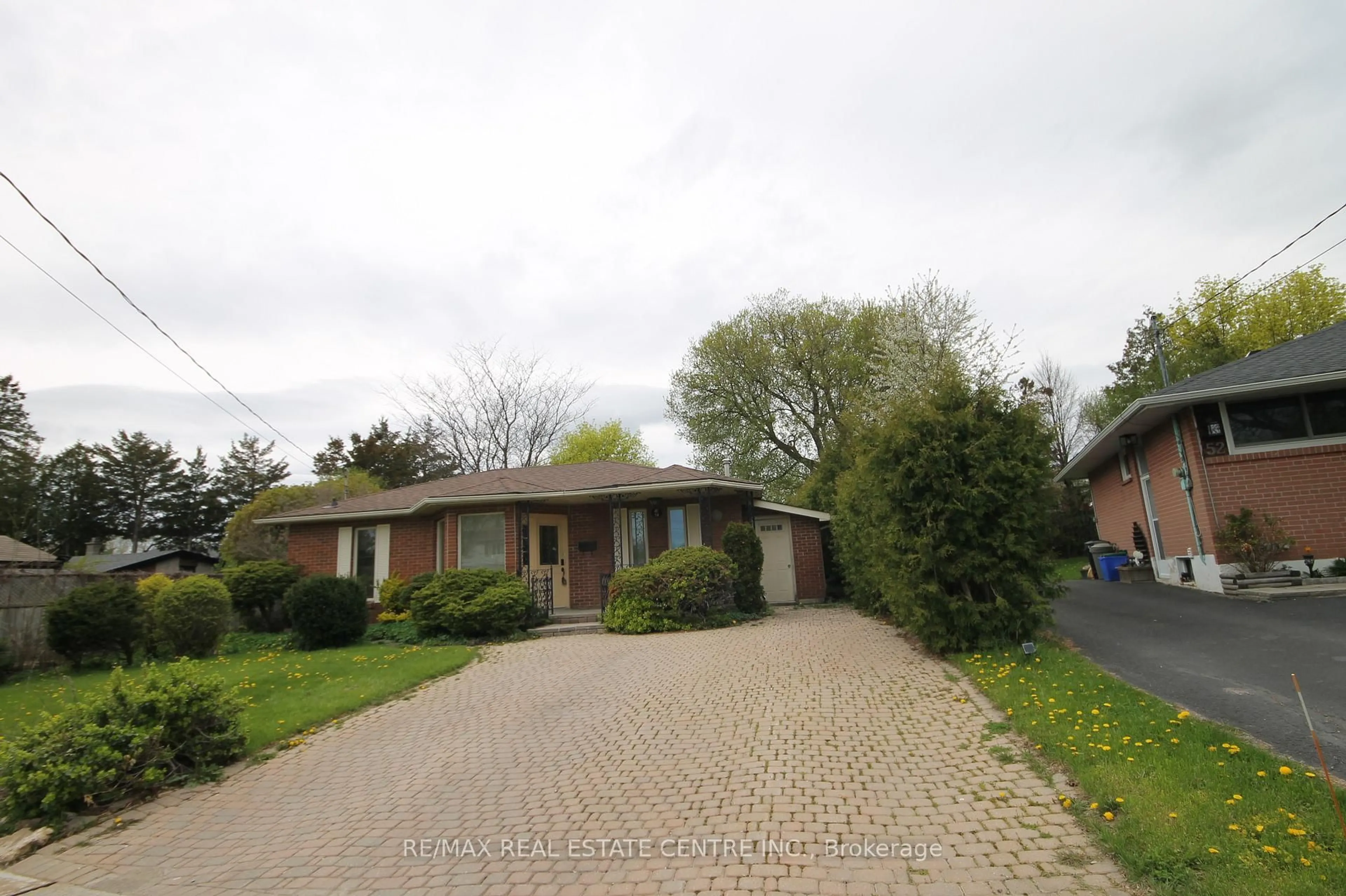 A pic from outside/outdoor area/front of a property/back of a property/a pic from drone, street for 54 Moultrey Cres, Halton Hills Ontario L7G 4N5