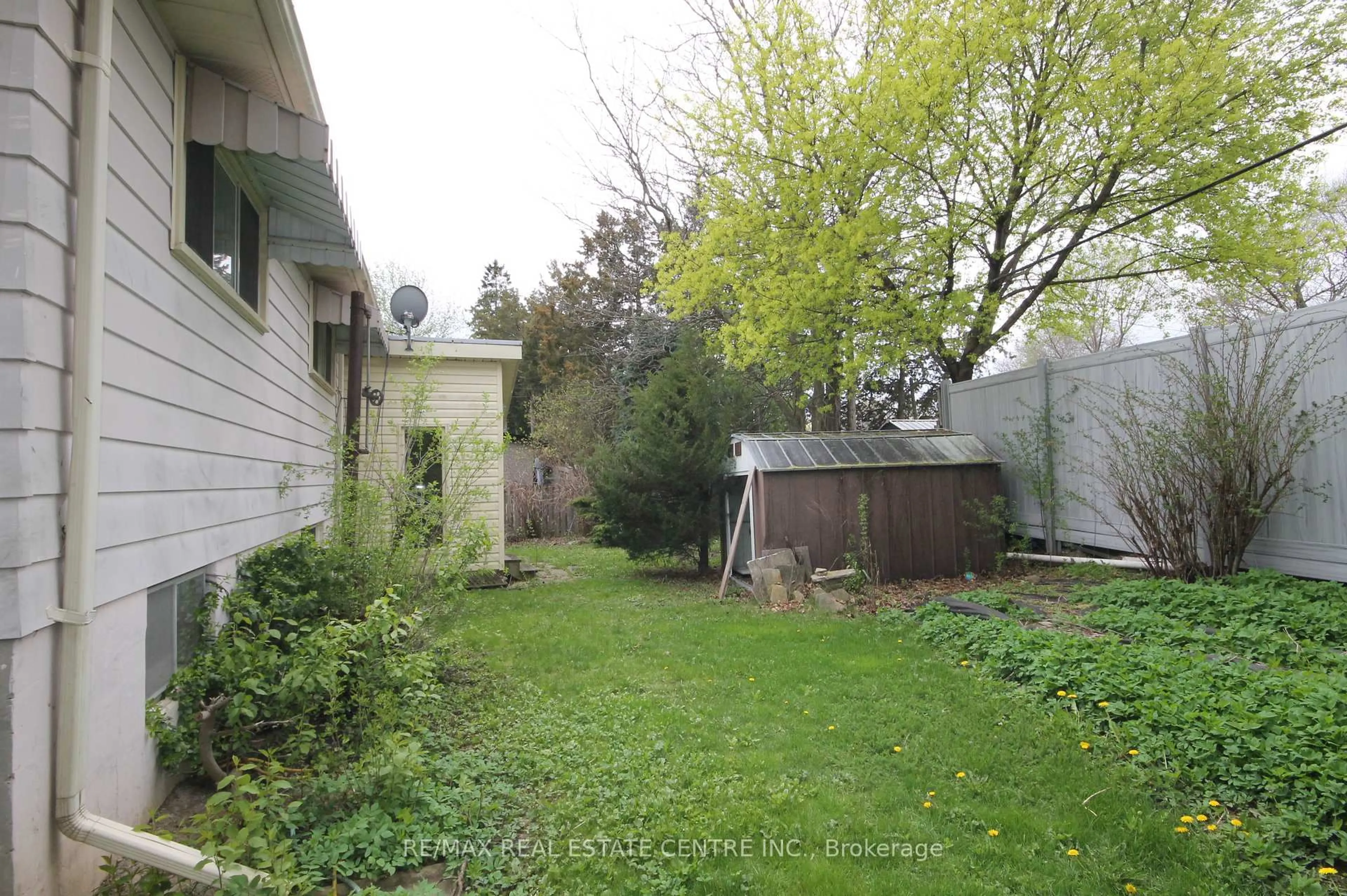 Patio, street for 54 Moultrey Cres, Halton Hills Ontario L7G 4N5