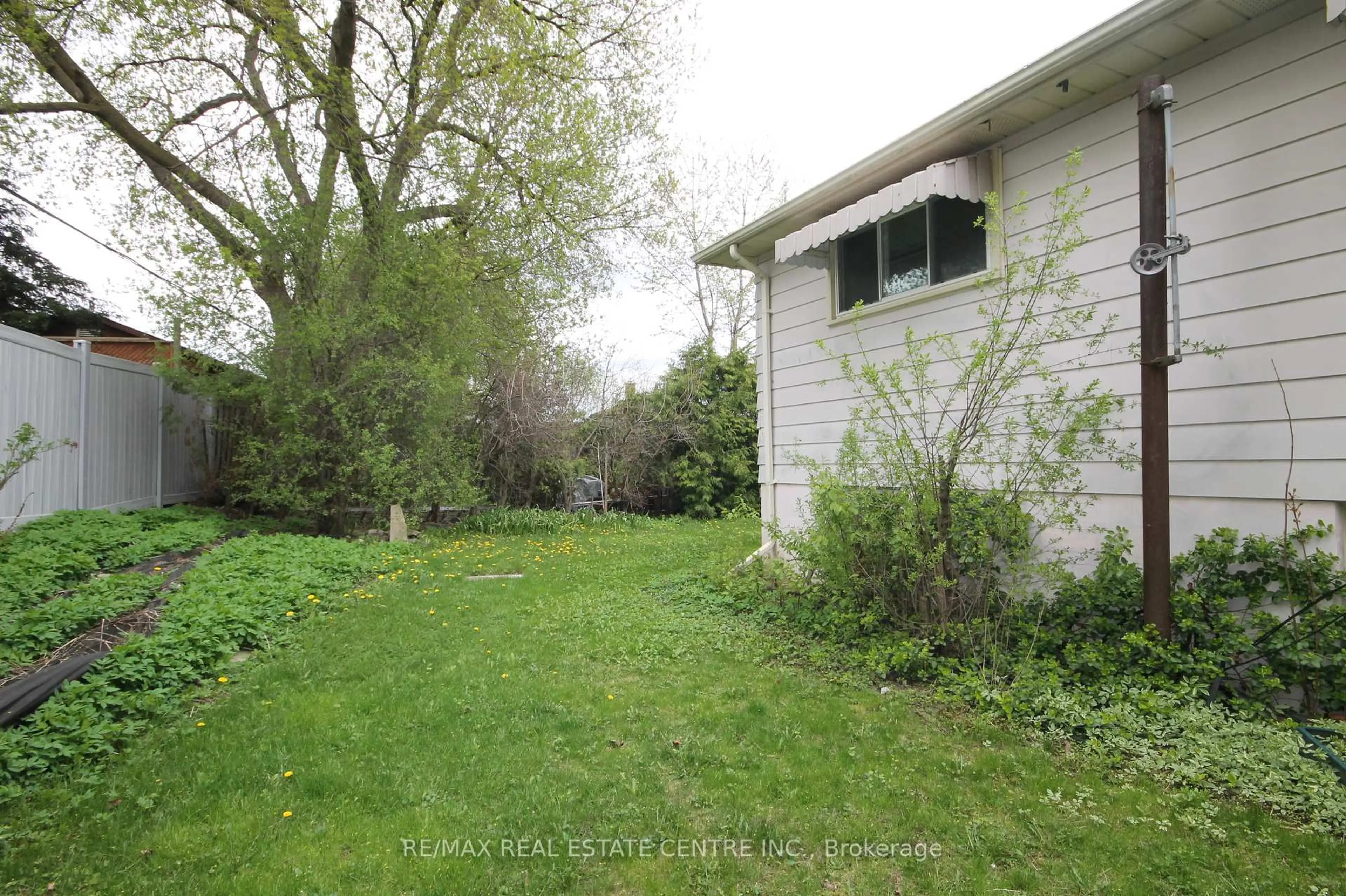 Shed for 54 Moultrey Cres, Halton Hills Ontario L7G 4N5