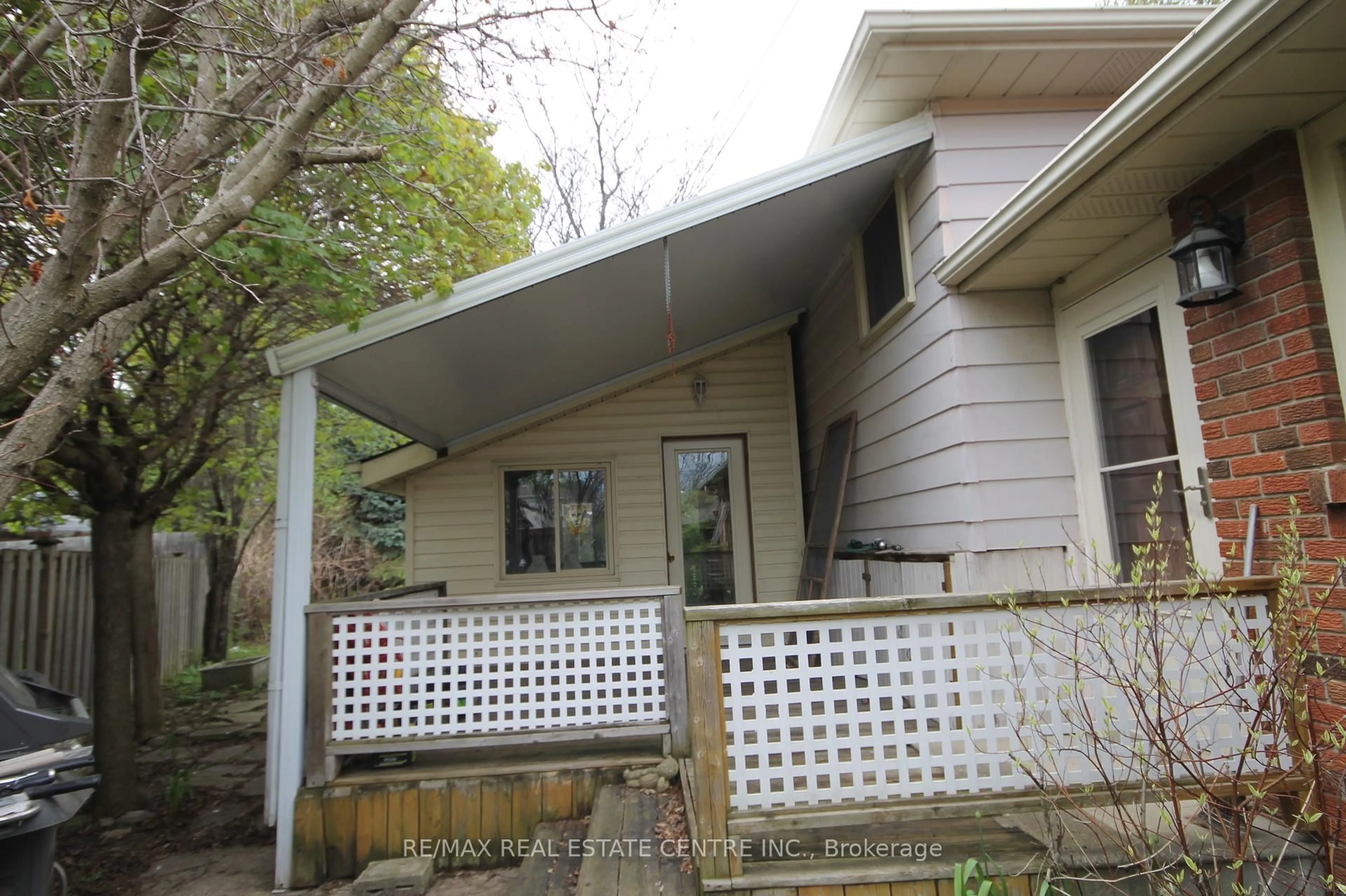 Home with vinyl exterior material, building for 54 Moultrey Cres, Halton Hills Ontario L7G 4N5