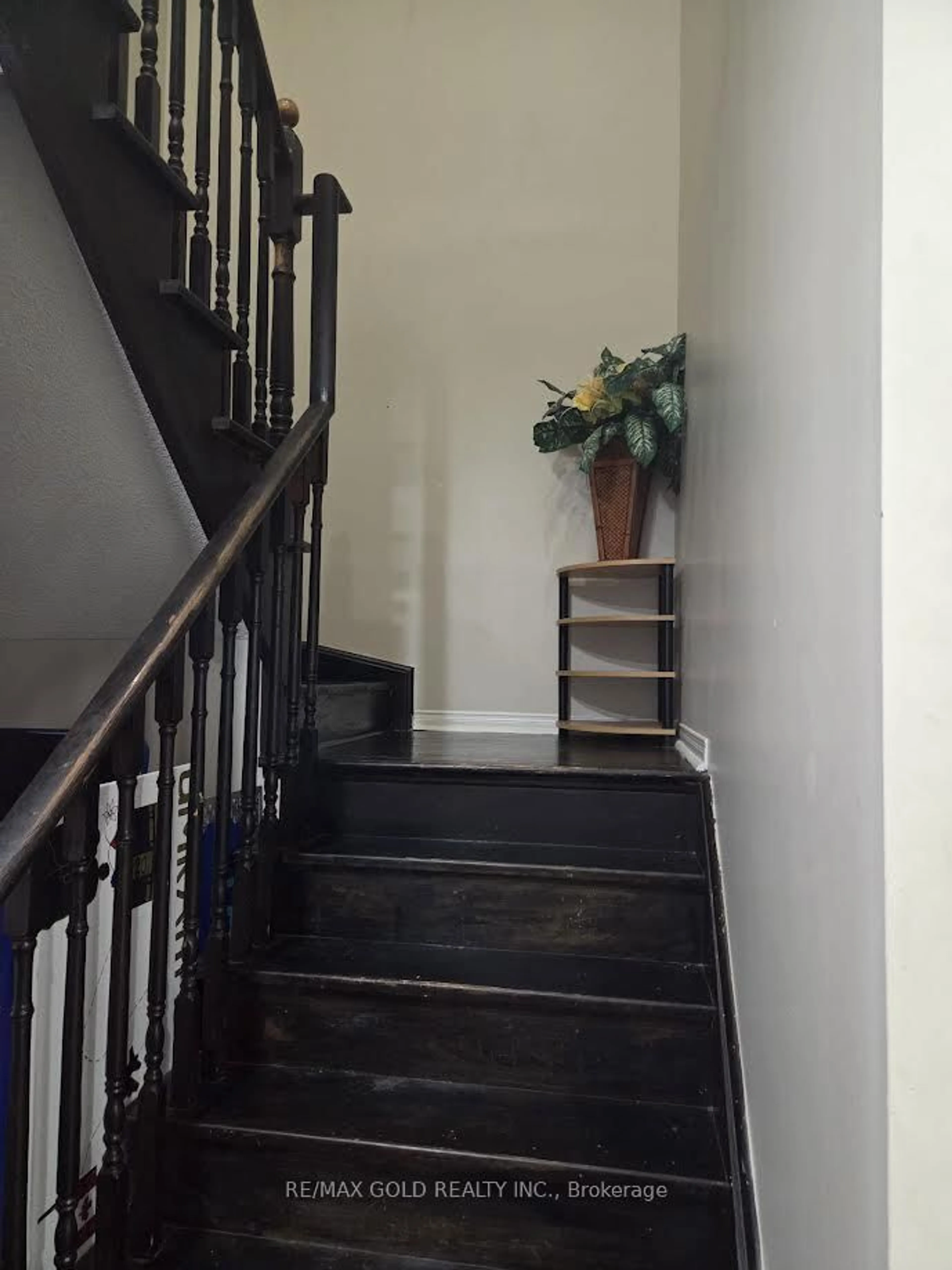 Stairs for 69 Personna Circ, Brampton Ontario L6X 0S9