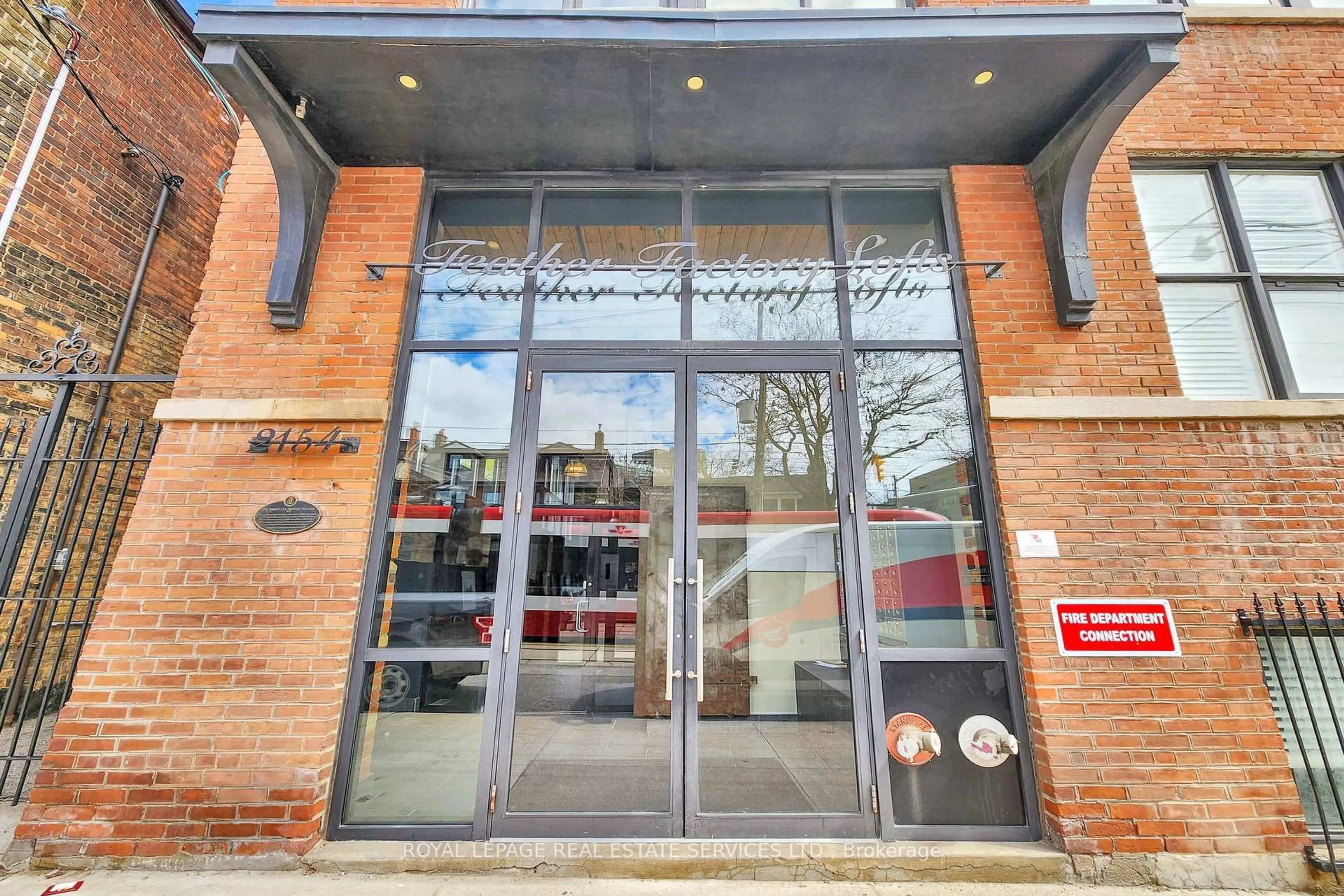 Indoor foyer for 2154 Dundas St #405, Toronto Ontario M6R 1X3