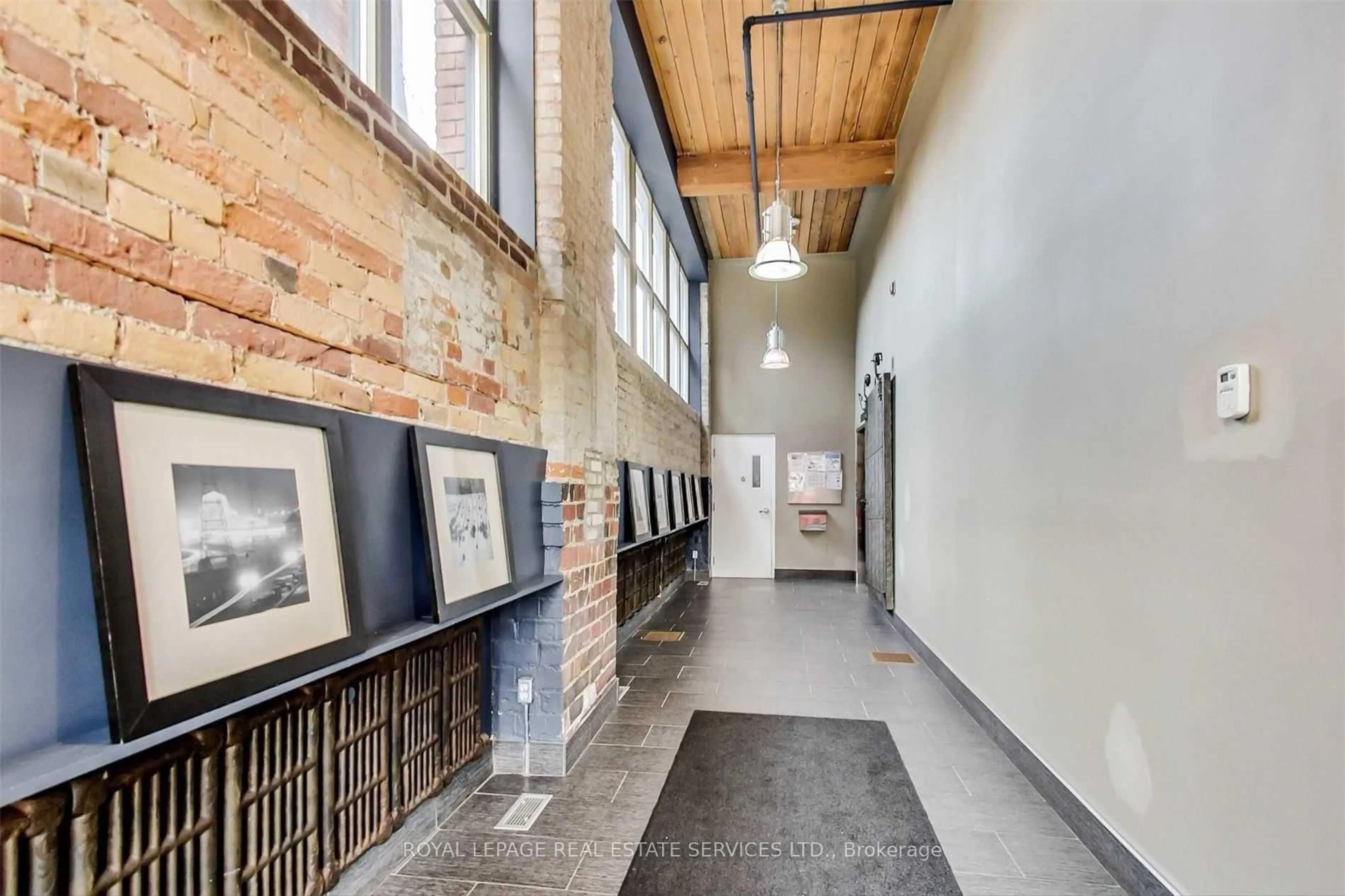 Indoor foyer for 2154 Dundas St #405, Toronto Ontario M6R 1X3