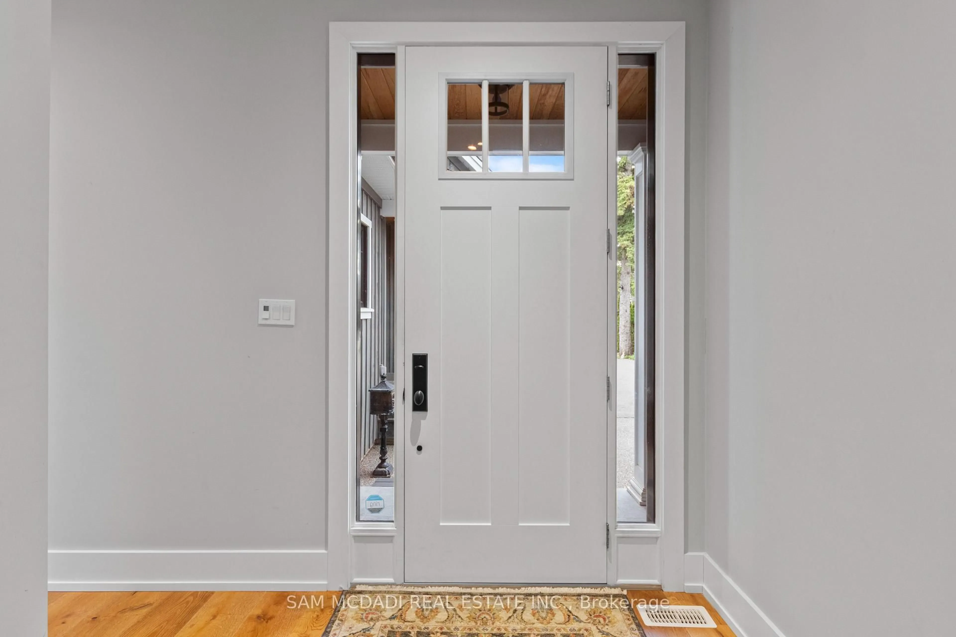 Indoor entryway for 3047 Grenville Dr, Mississauga Ontario L5A 2P6