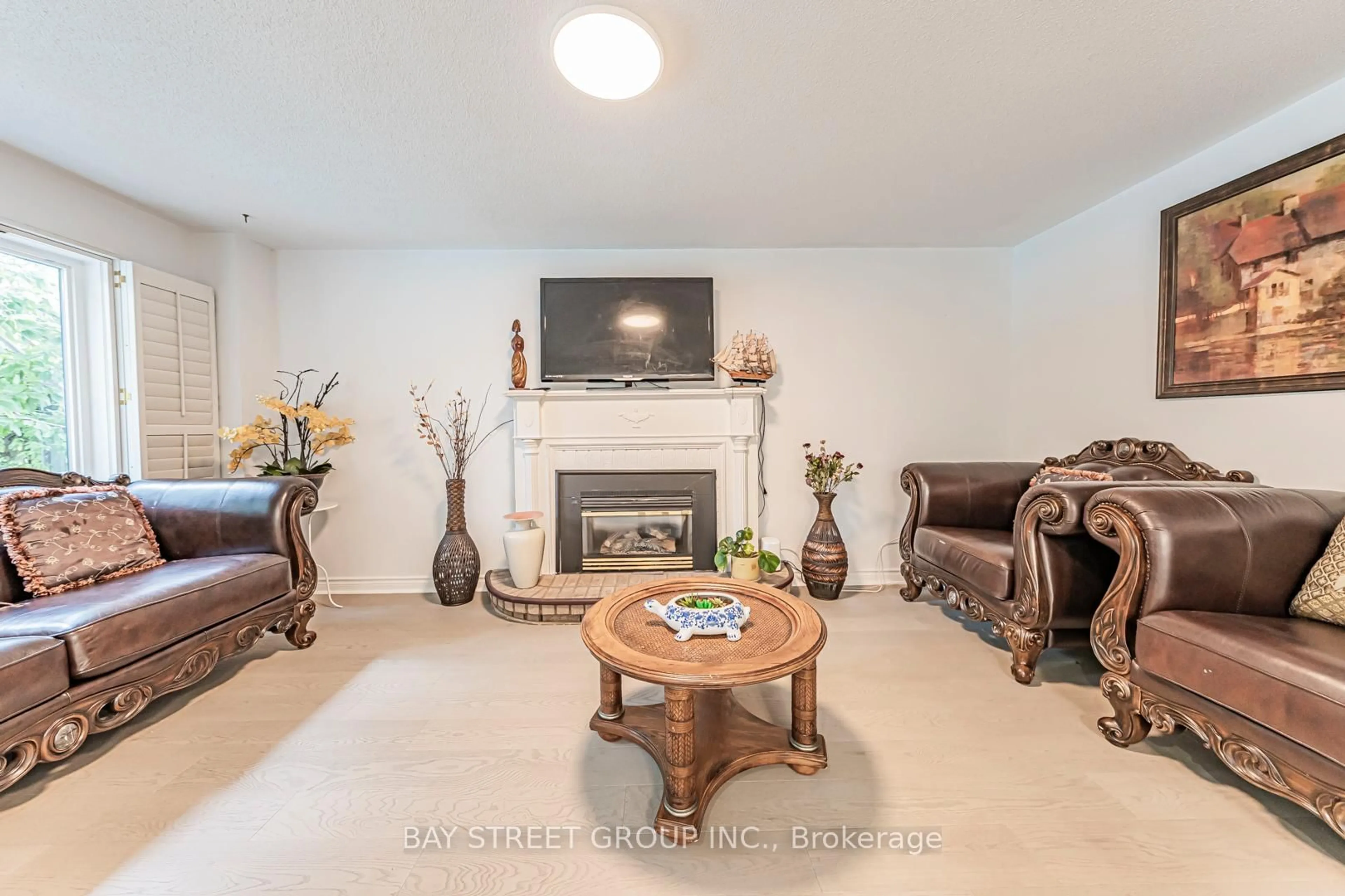 Living room with furniture, unknown for 2524 Paula Crt, Mississauga Ontario L5K 2R5