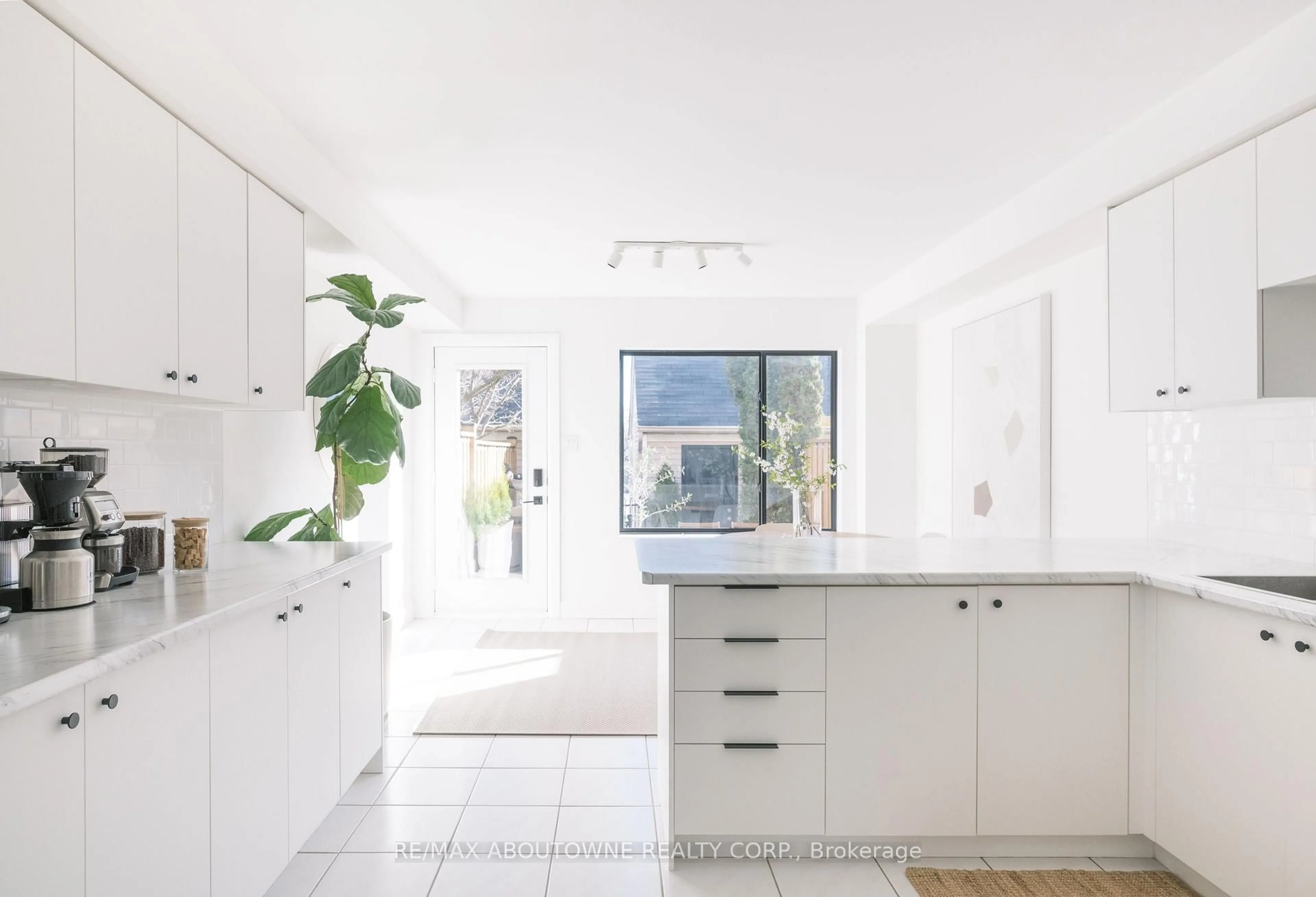 Contemporary kitchen, unknown for 2181 Oakpoint Rd, Oakville Ontario L6M 3N4