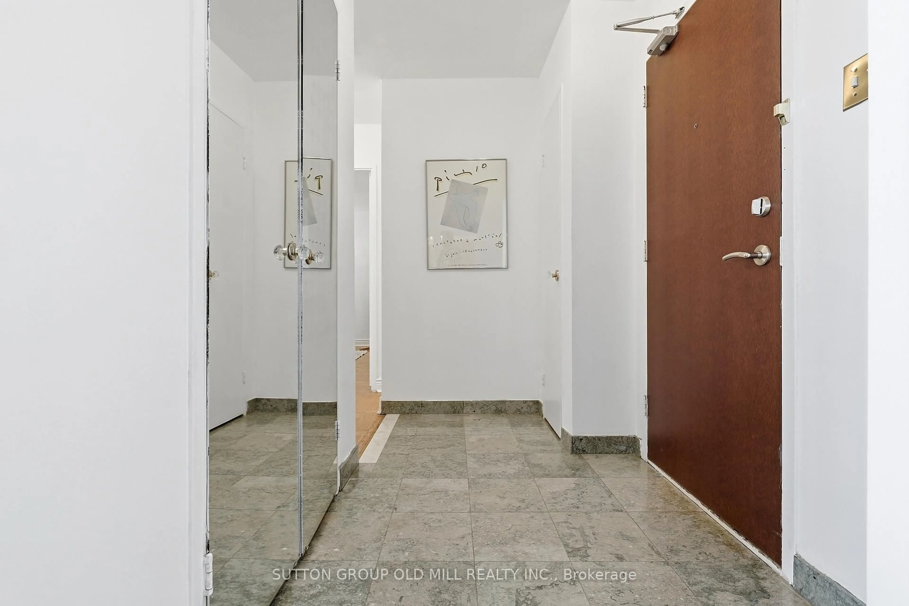Indoor foyer for 360 Ridelle Ave #1801, Toronto Ontario M6B 1K1