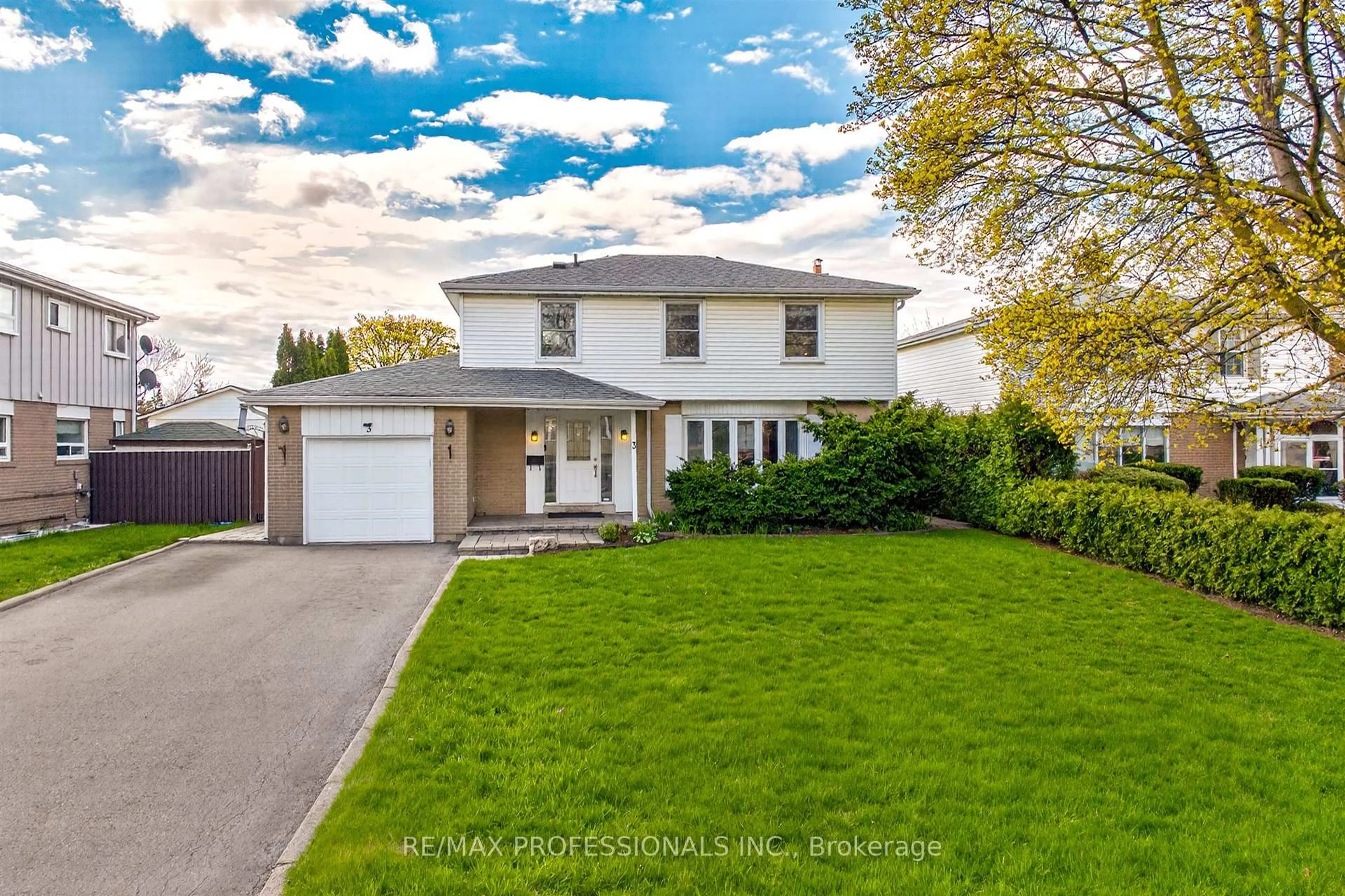 Home with vinyl exterior material, street for 3 Caledon Crt, Brampton Ontario L6T 1Z6