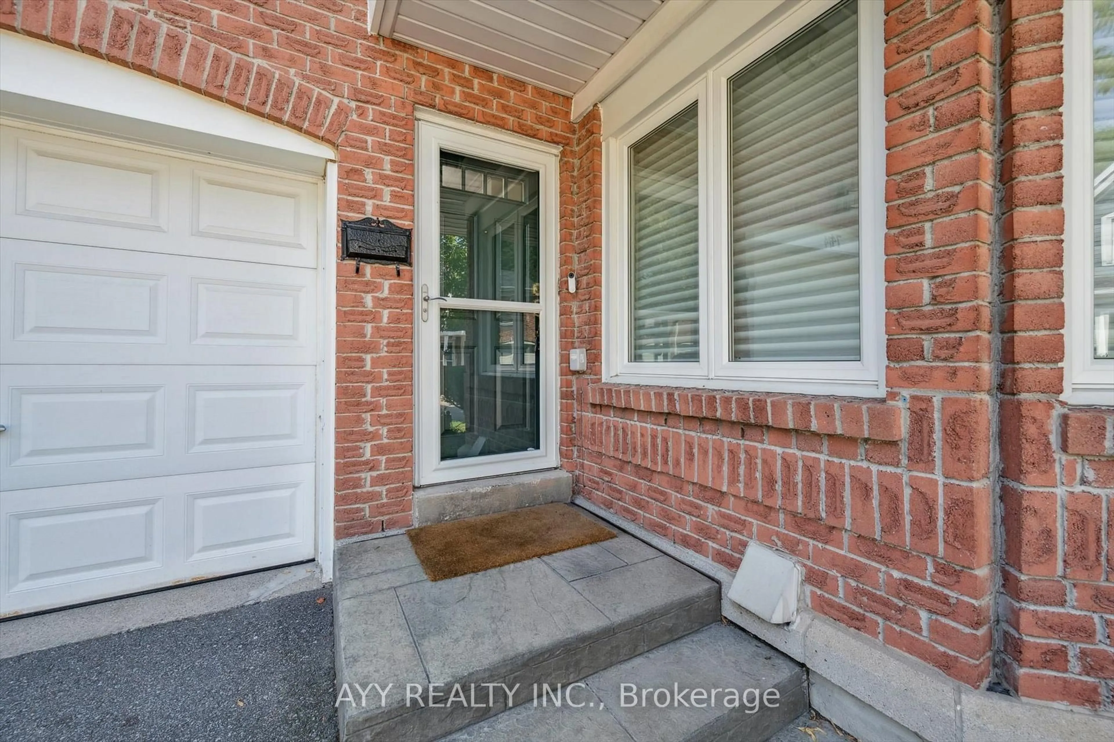 Indoor entryway for 2155 South Millway #74, Mississauga Ontario L5L 3S1
