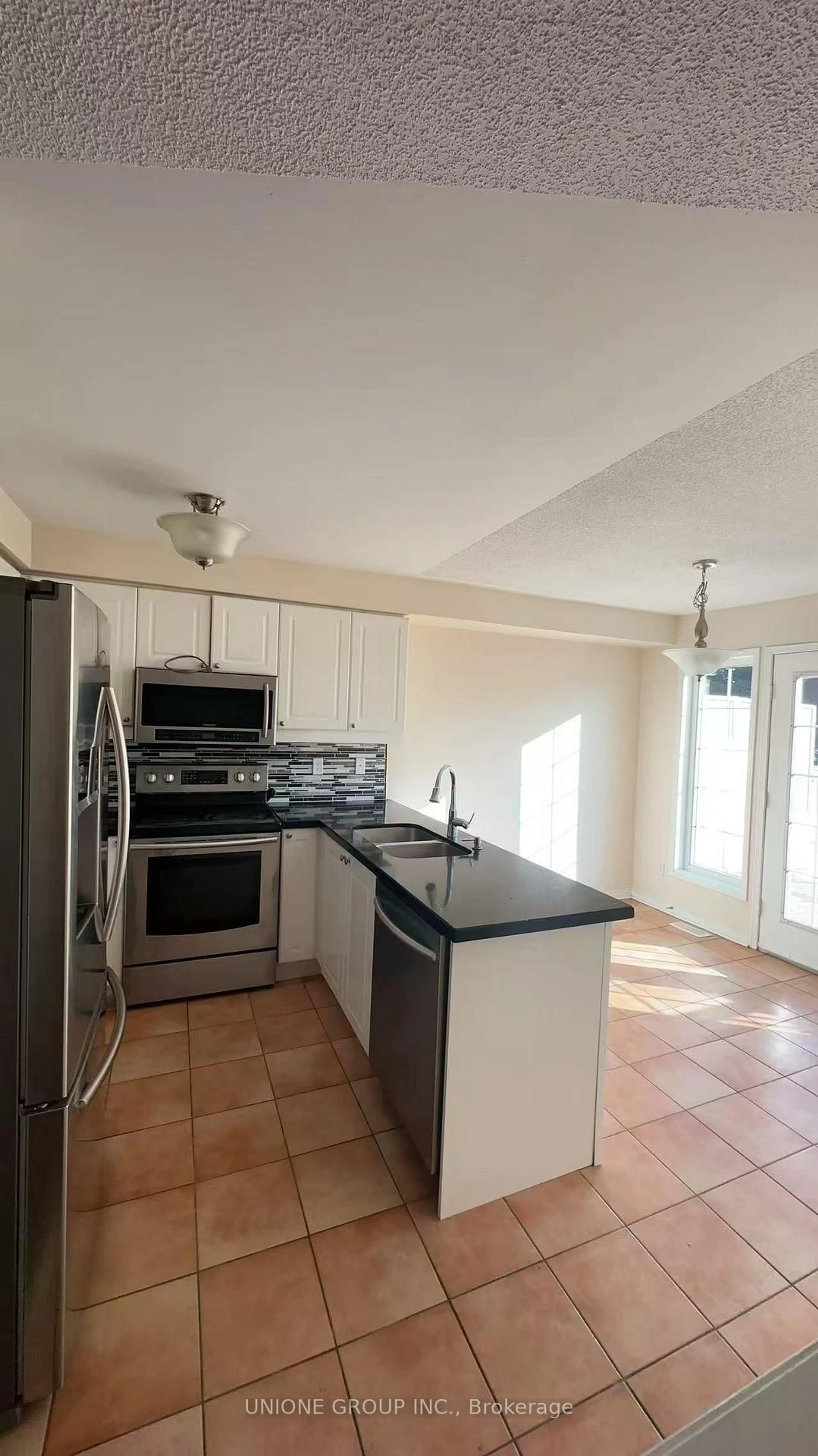 Standard kitchen, ceramic/tile floor for 38 Fairview Rd #16, Mississauga Ontario L5B 4J8