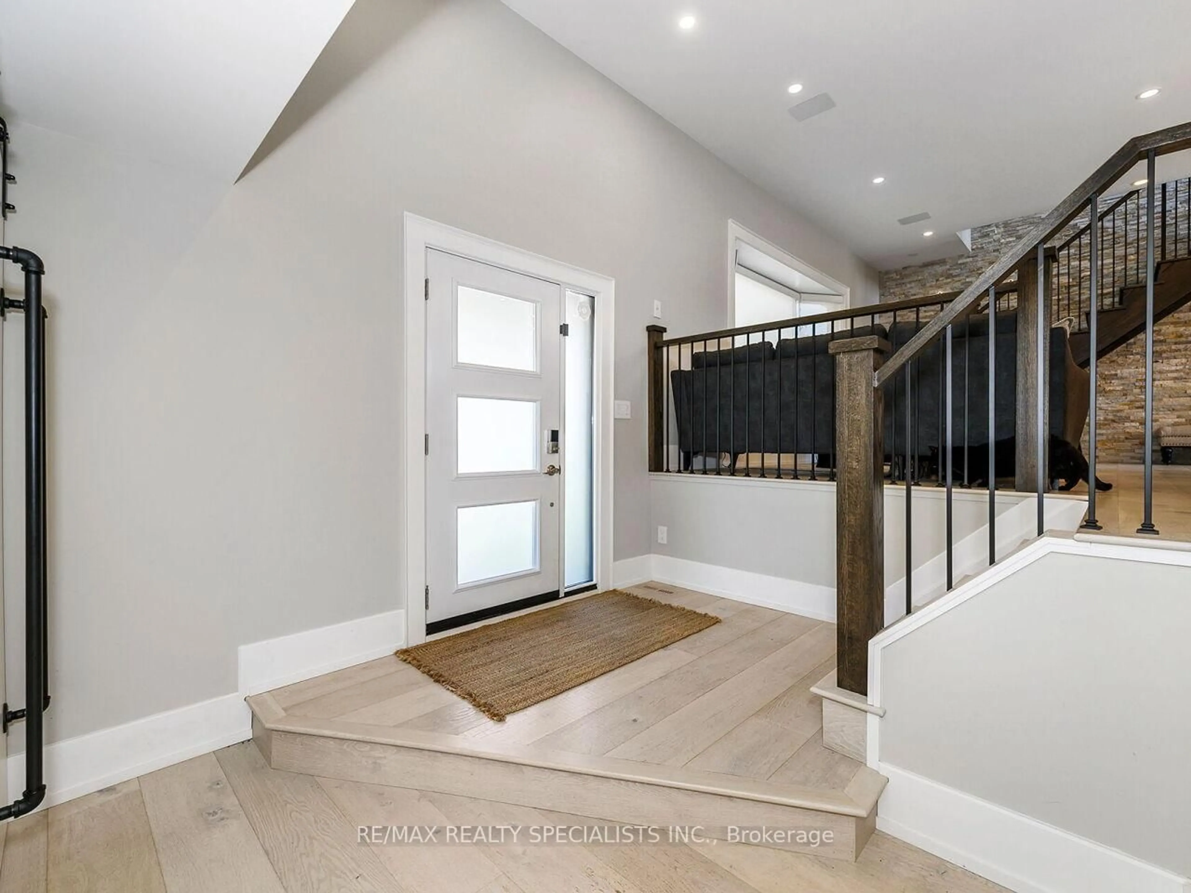 Indoor entryway for 64 Joycelyn Cres, Halton Hills Ontario L7G 2S4