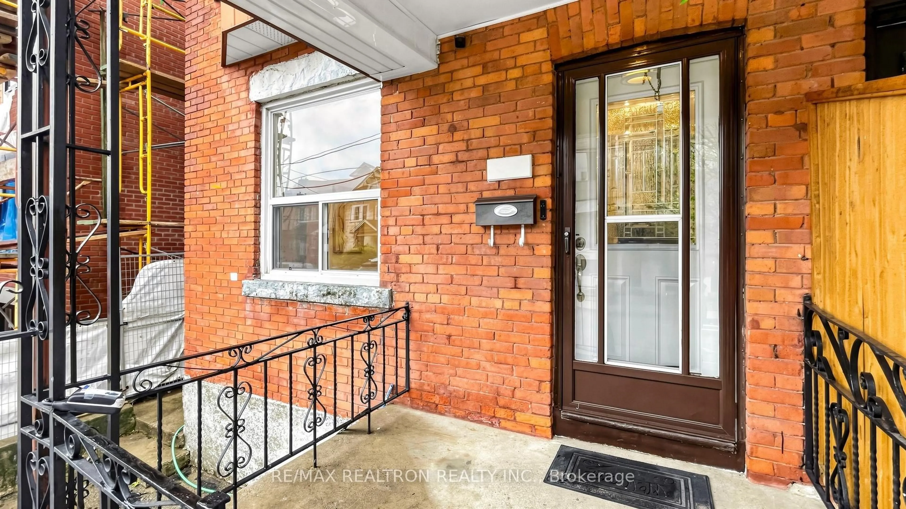 Indoor entryway for 318 Westmoreland Ave, Toronto Ontario M6H 3A5