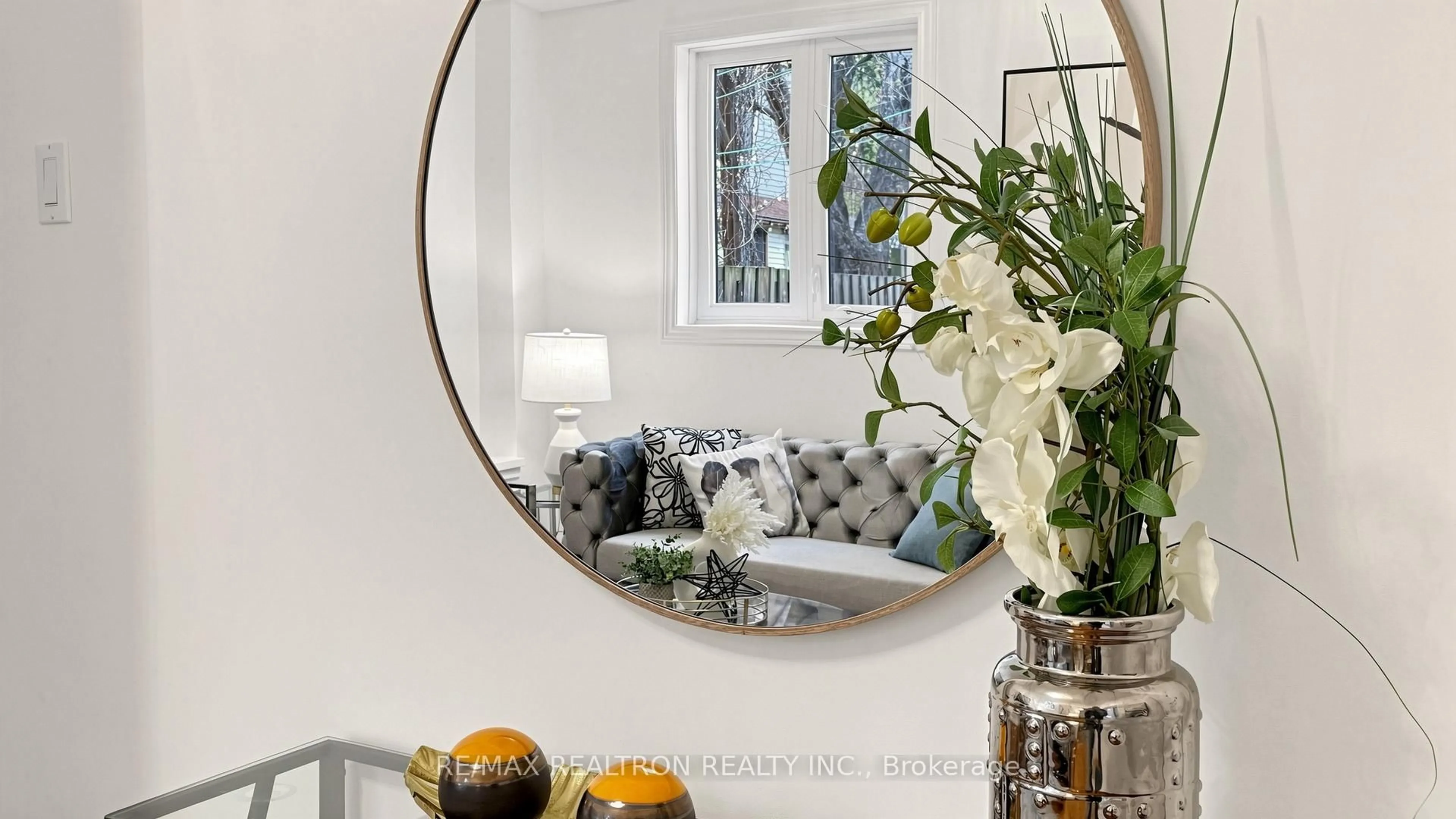 Indoor entryway for 318 Westmoreland Ave, Toronto Ontario M6H 3A5