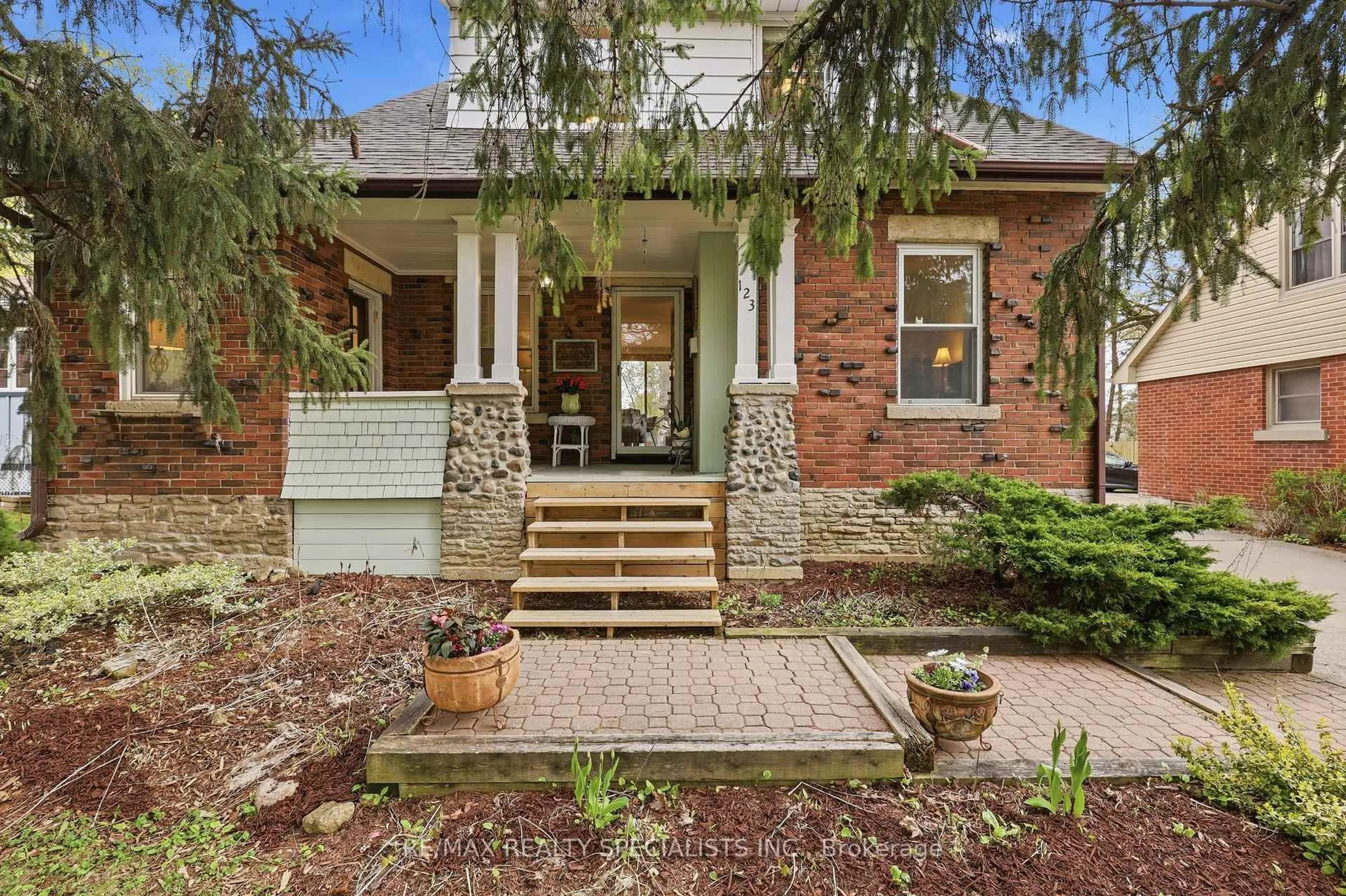 Home with brick exterior material, street for 123 Mill St, Brampton Ontario L6Y 1T4