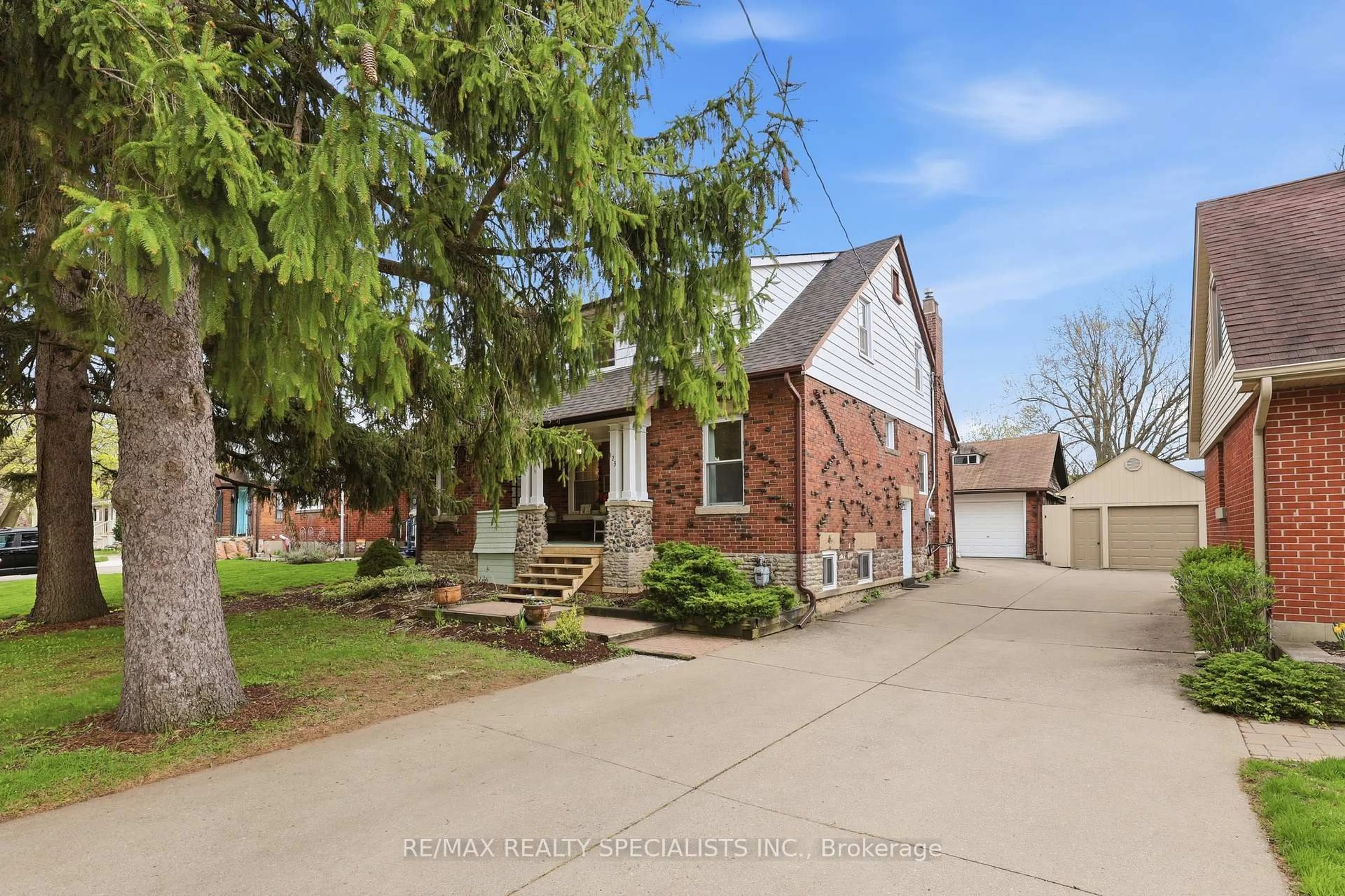 Home with brick exterior material, street for 123 Mill St, Brampton Ontario L6Y 1T4