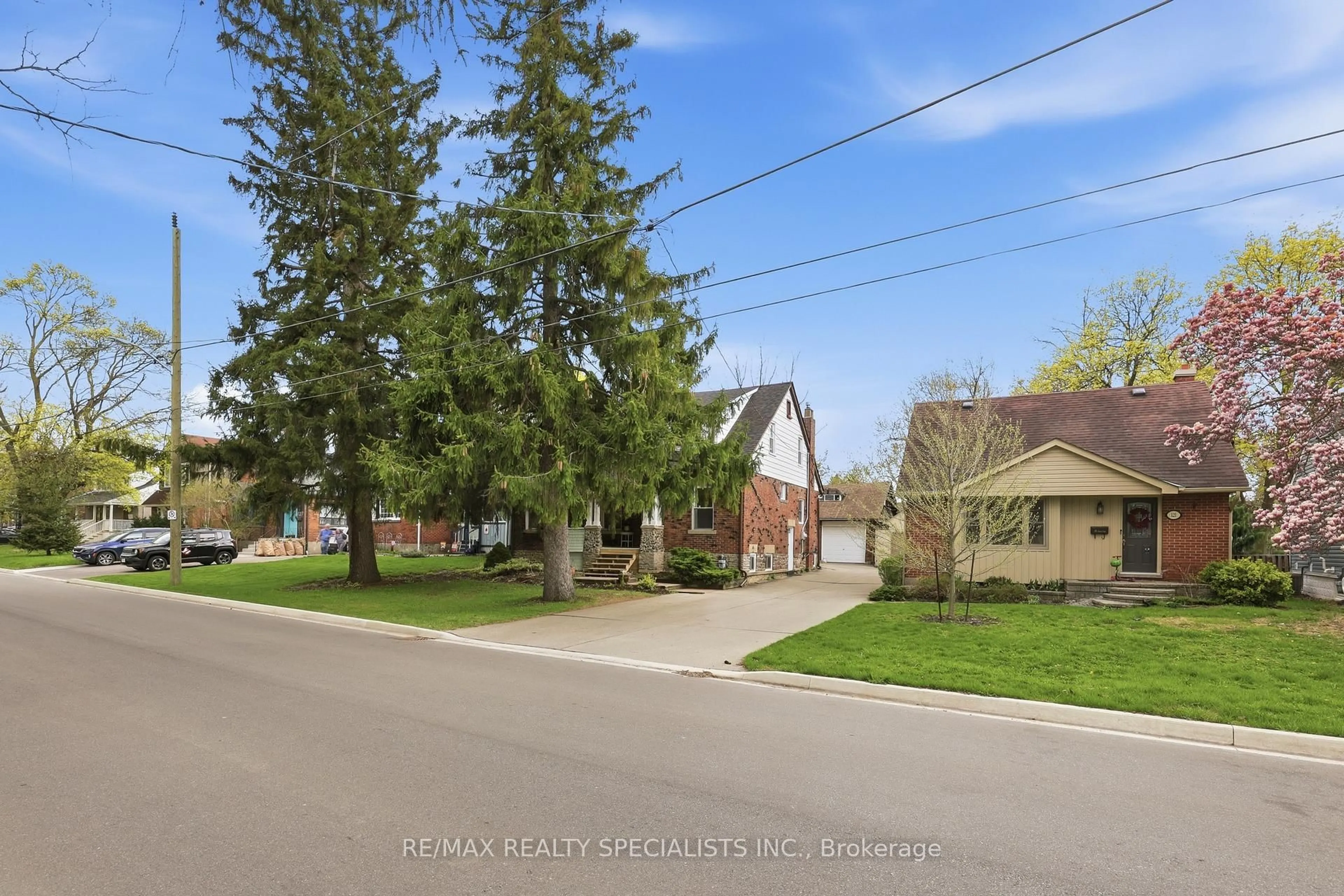 A pic from outside/outdoor area/front of a property/back of a property/a pic from drone, street for 123 Mill St, Brampton Ontario L6Y 1T4