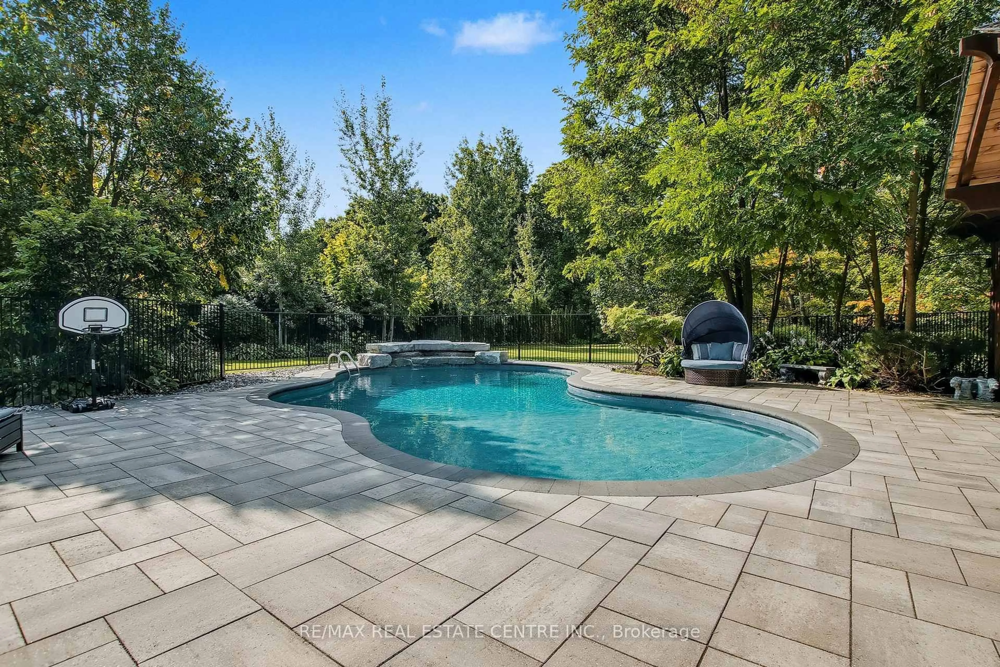 Pool for 4220 Ennisclare Dr, Milton Ontario N0B 2K0
