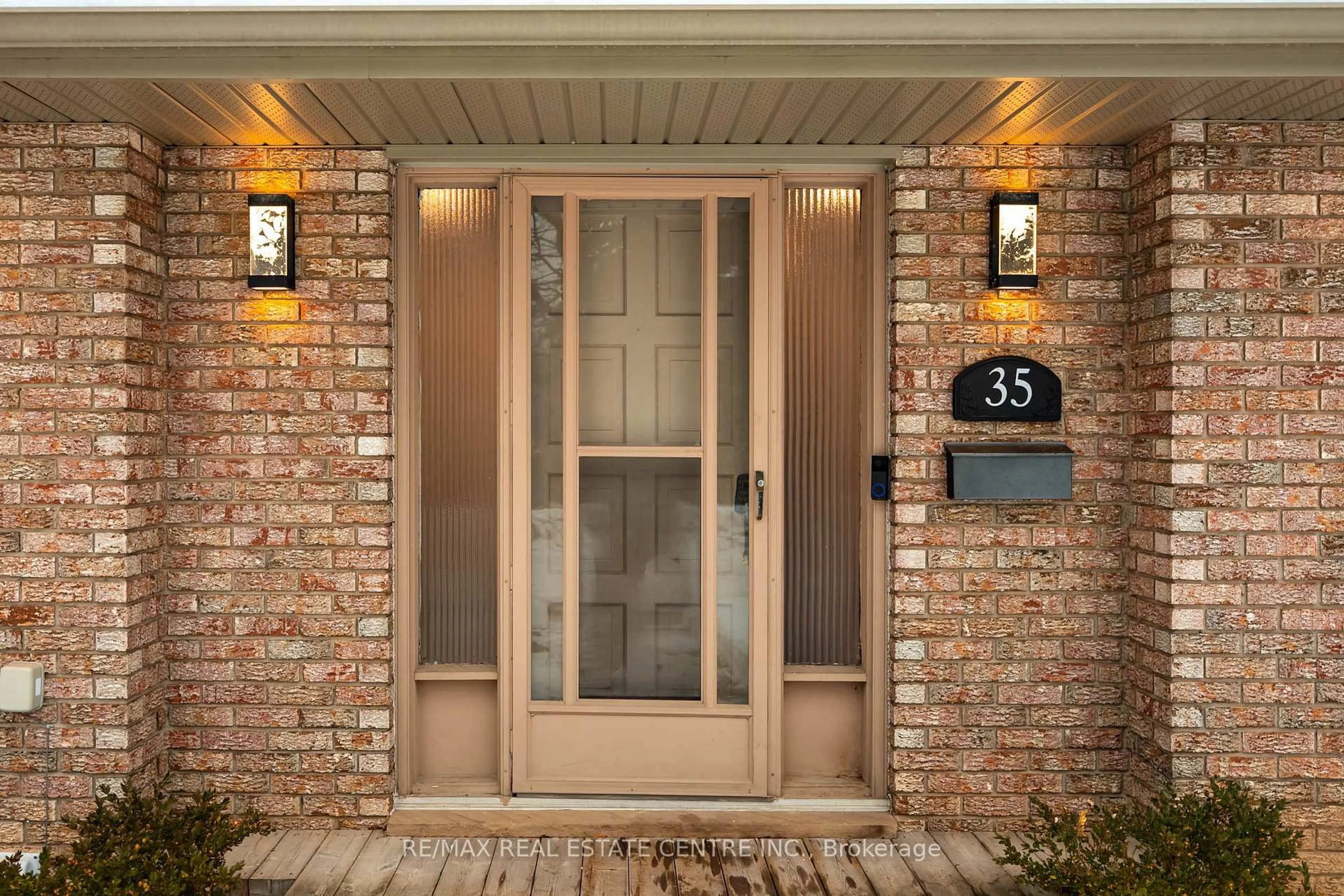 Indoor entryway for 35 Treleaven Dr, Brampton Ontario L6Y 1X7