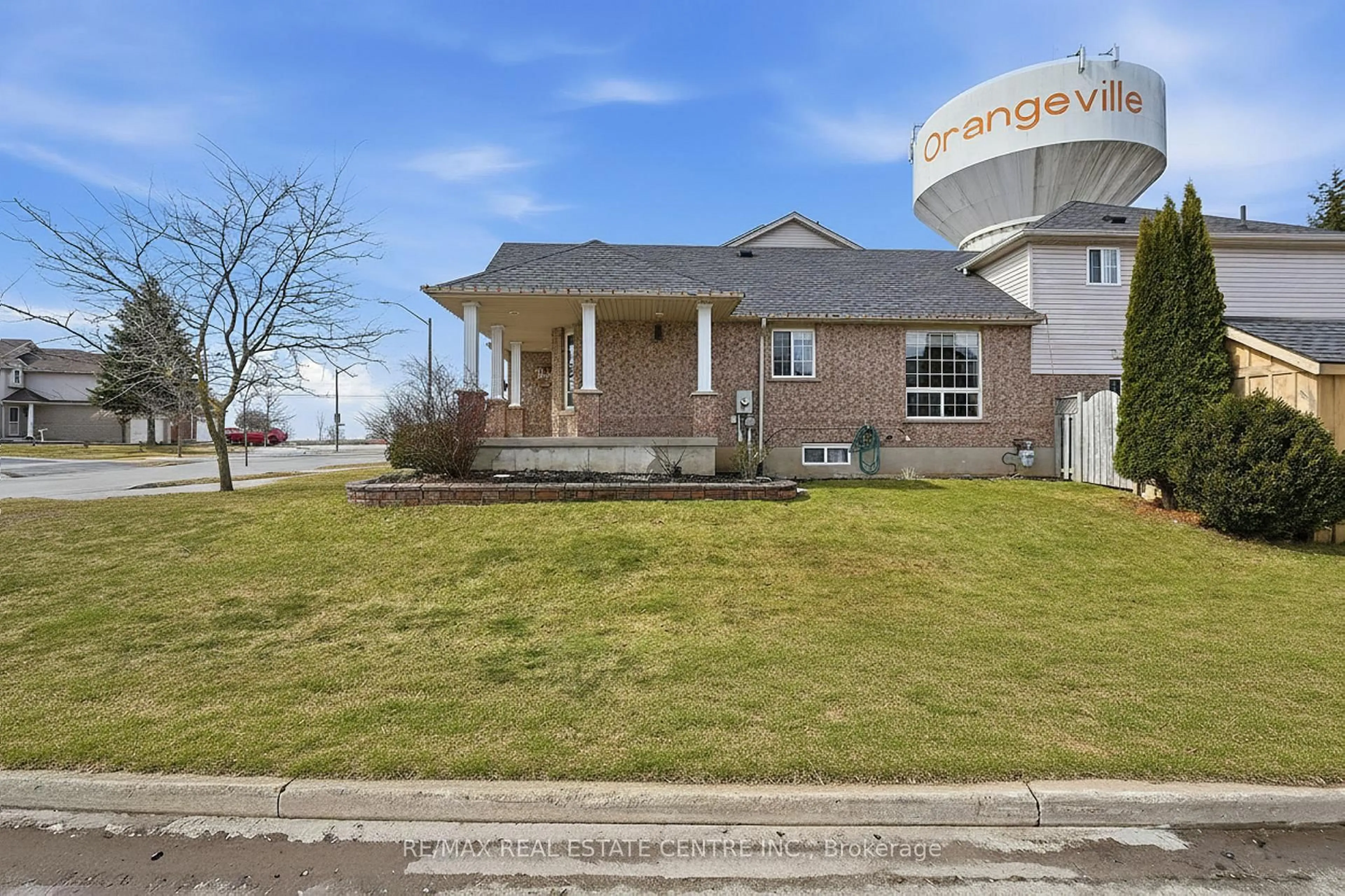 A pic from outside/outdoor area/front of a property/back of a property/a pic from drone, water/lake/river/ocean view for 321 Montgomery Blvd, Orangeville Ontario L9W 5G7