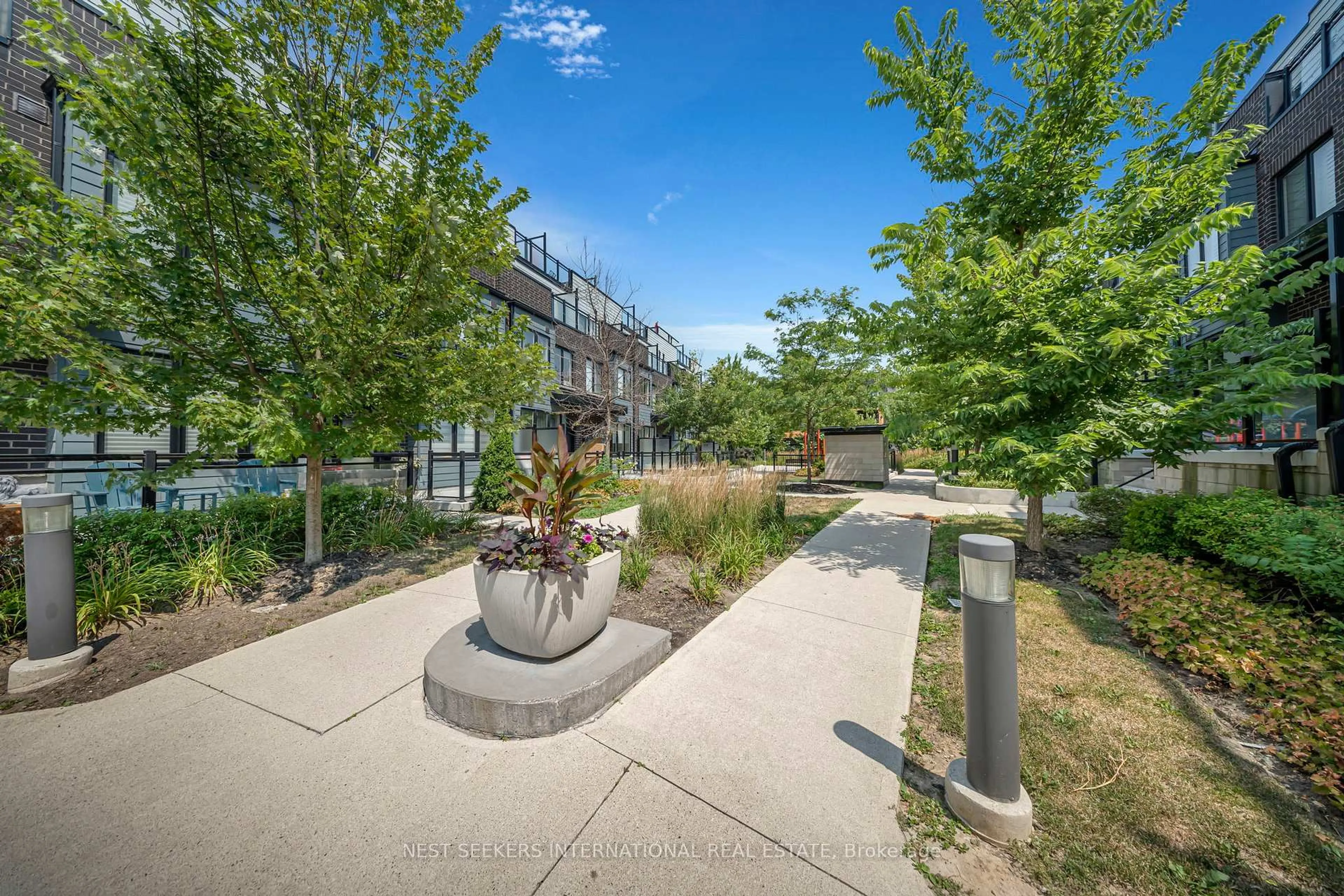 Patio, unknown for 2212 Bromsgrove Rd #10, Mississauga Ontario L5J 1L4