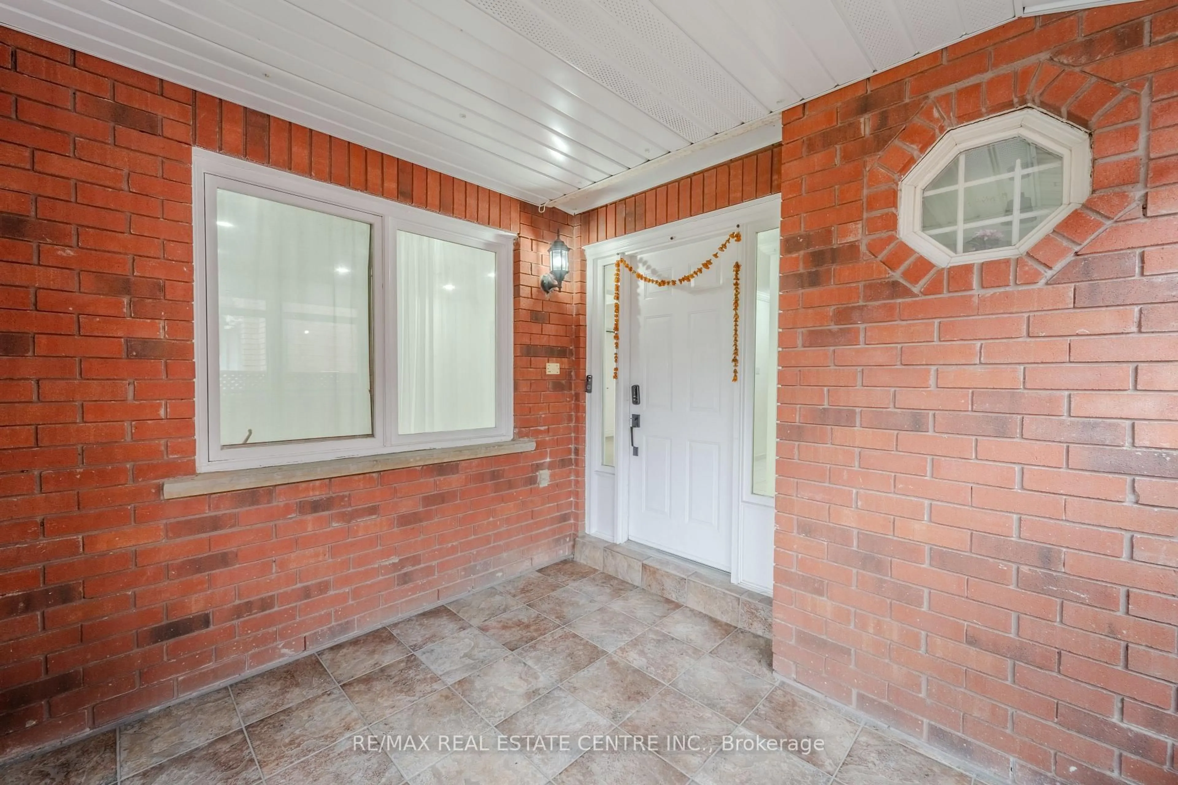 Indoor entryway for 36 Kentucky Dr, Brampton Ontario L6Y 4E9