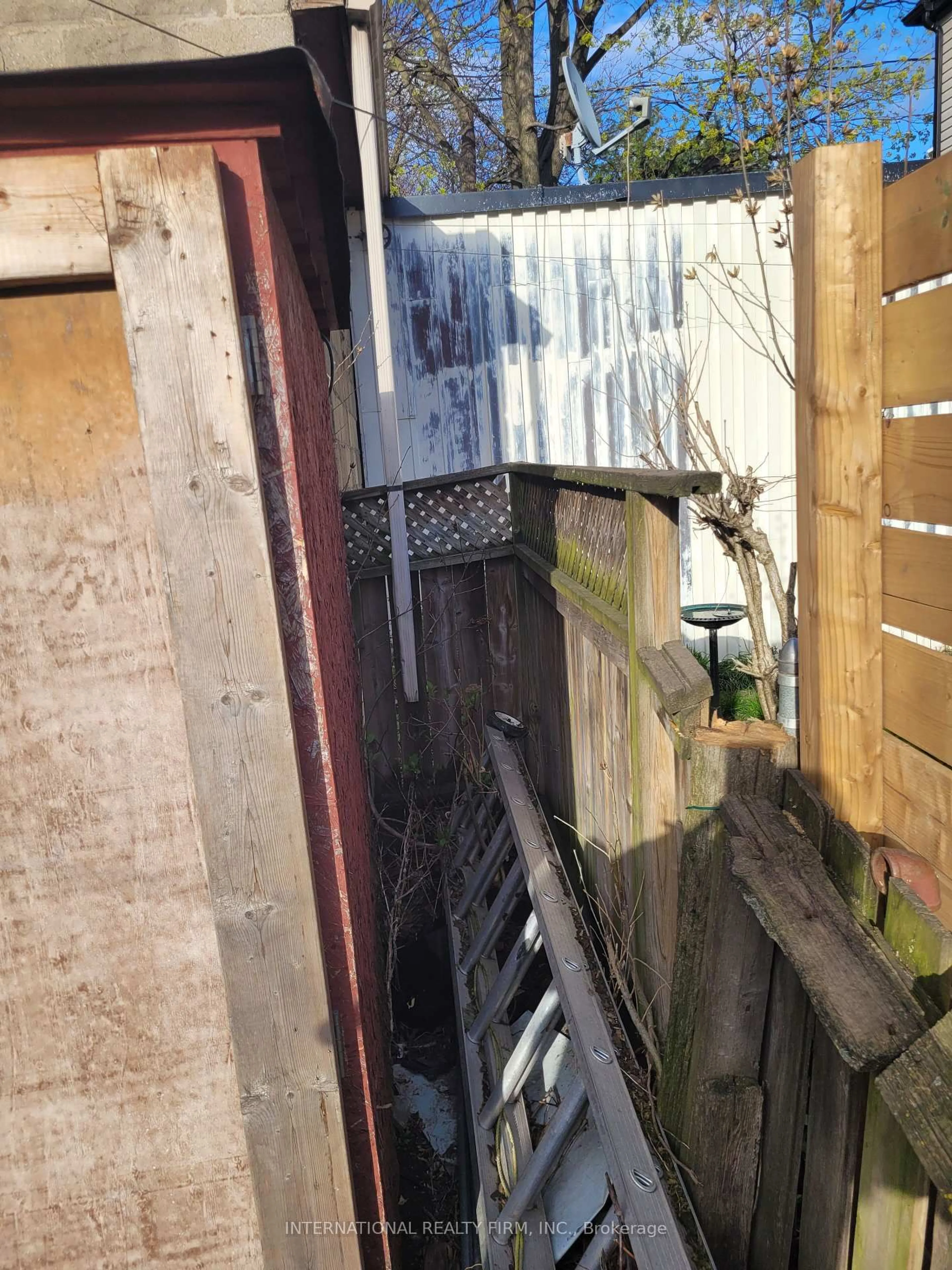 A pic from outside/outdoor area/front of a property/back of a property/a pic from drone, street for 16 Uxbridge Ave, Toronto Ontario M6N 2Y2