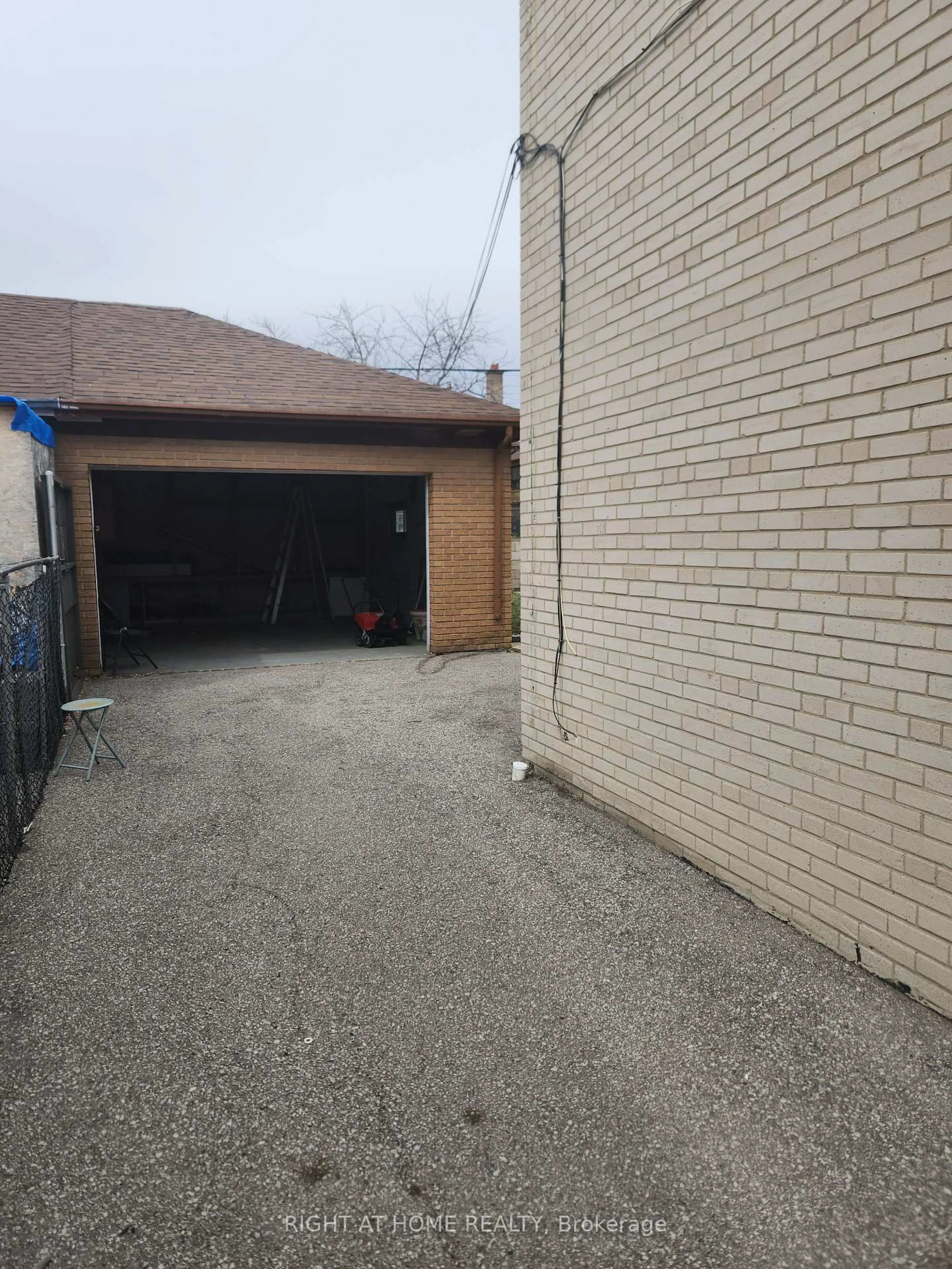 Indoor garage for 68 Lanyard Rd, Toronto Ontario M9M 1Y9