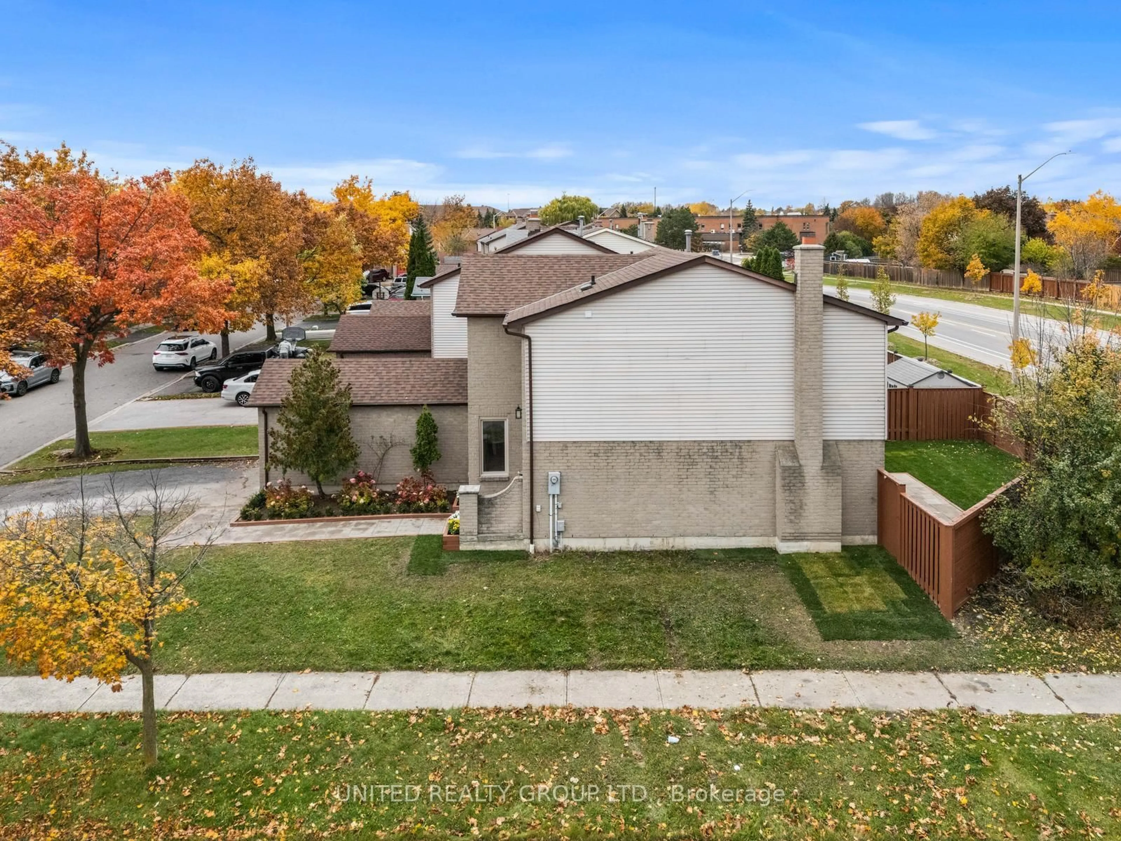 A pic from outside/outdoor area/front of a property/back of a property/a pic from drone, street for 2 Nanport St, Brampton Ontario L6S 4A3