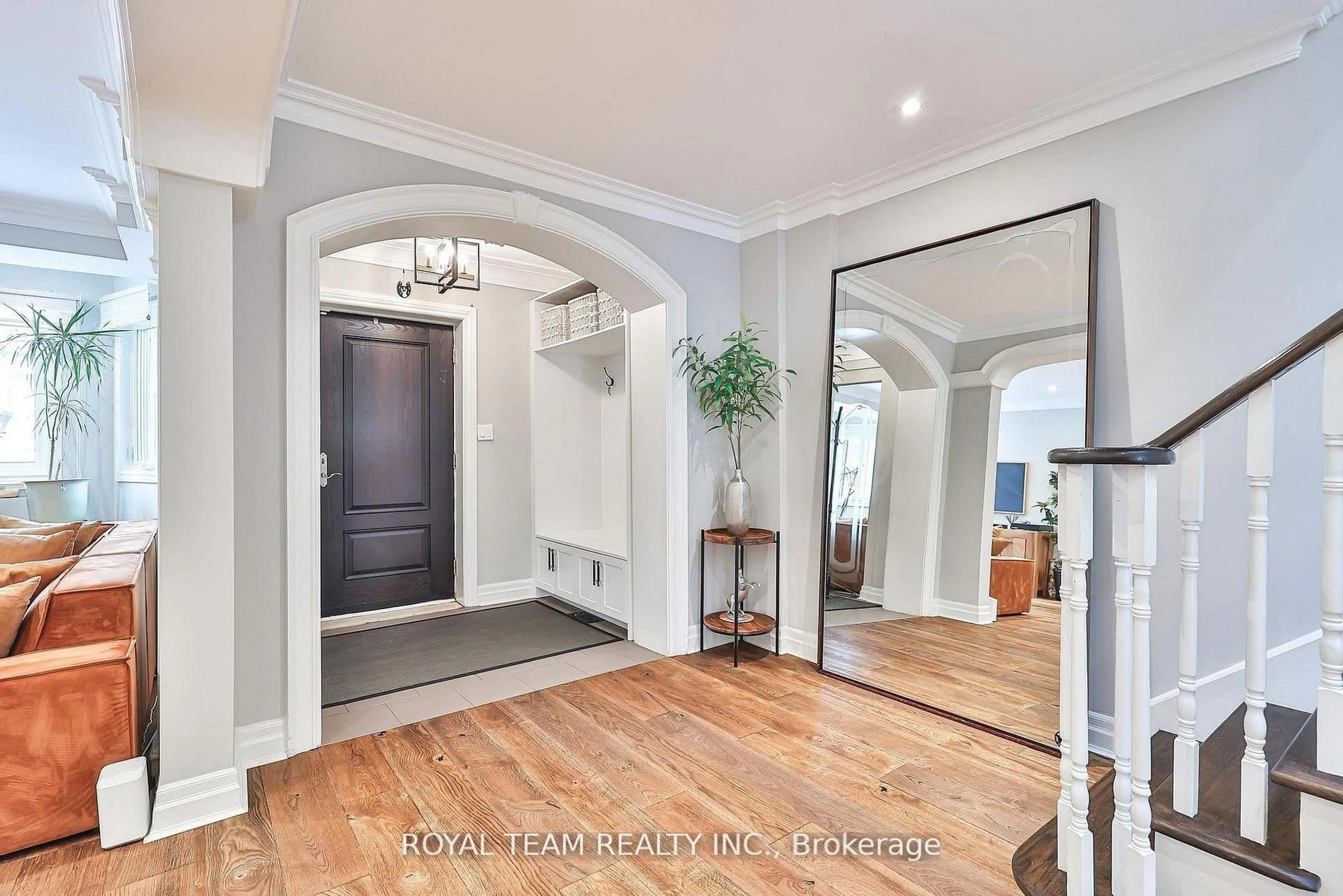 Indoor entryway for 91 South Kingsway Way, Toronto Ontario M6S 3T4