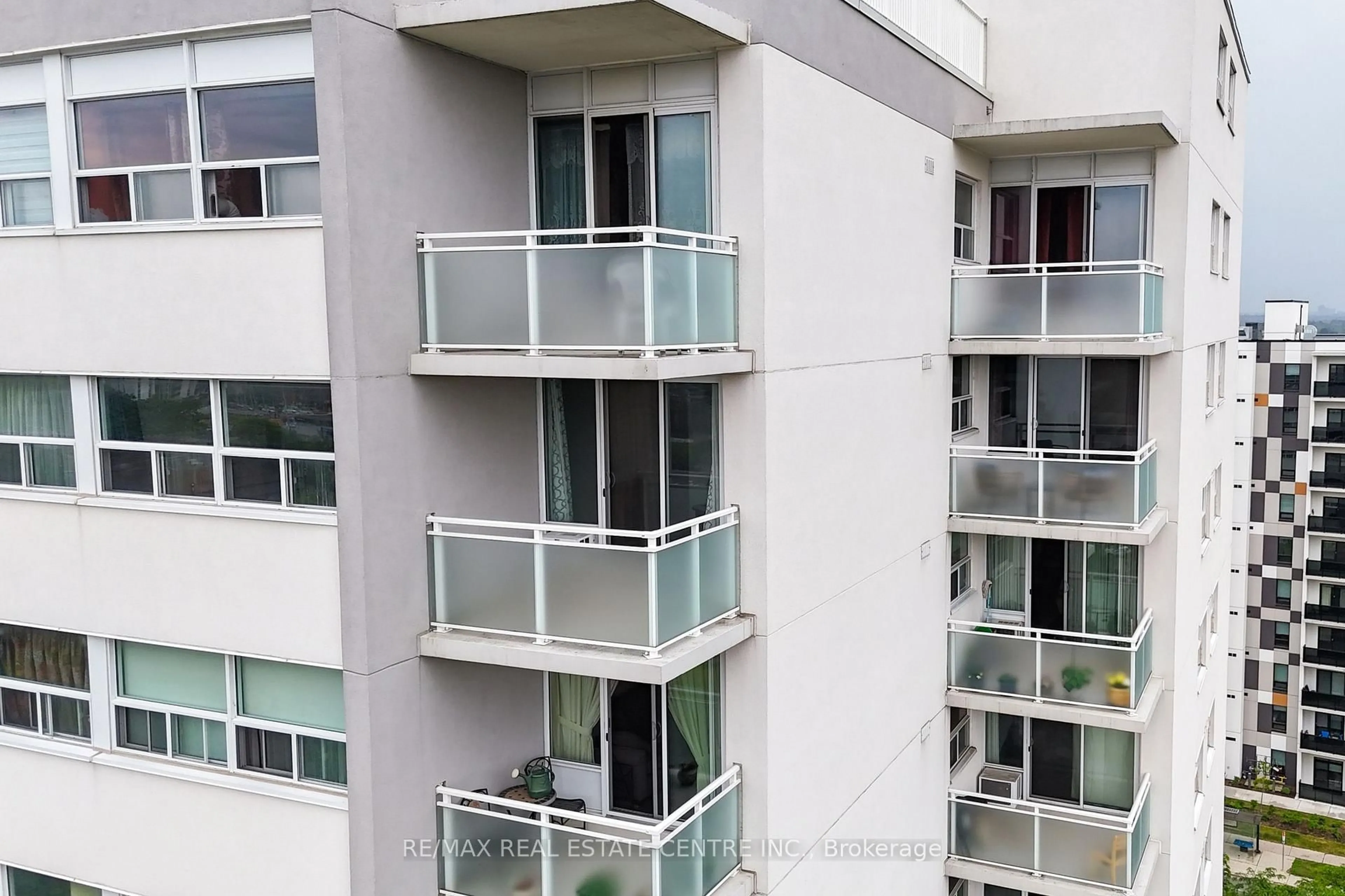 Balcony in the apartment, city buildings view from balcony for 2345 Confederation Pkwy #1202, Mississauga Ontario L5B 2H3