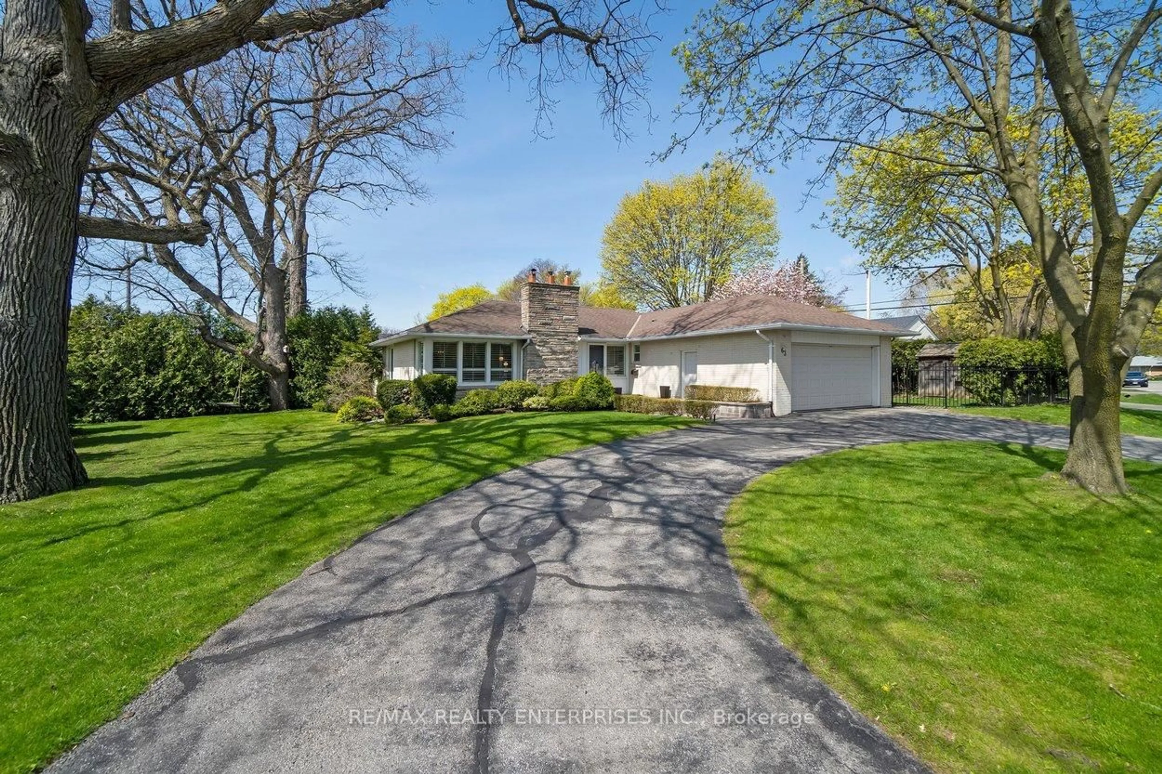 A pic from outside/outdoor area/front of a property/back of a property/a pic from drone, street for 63 Orkney Cres, Toronto Ontario M9A 2T6