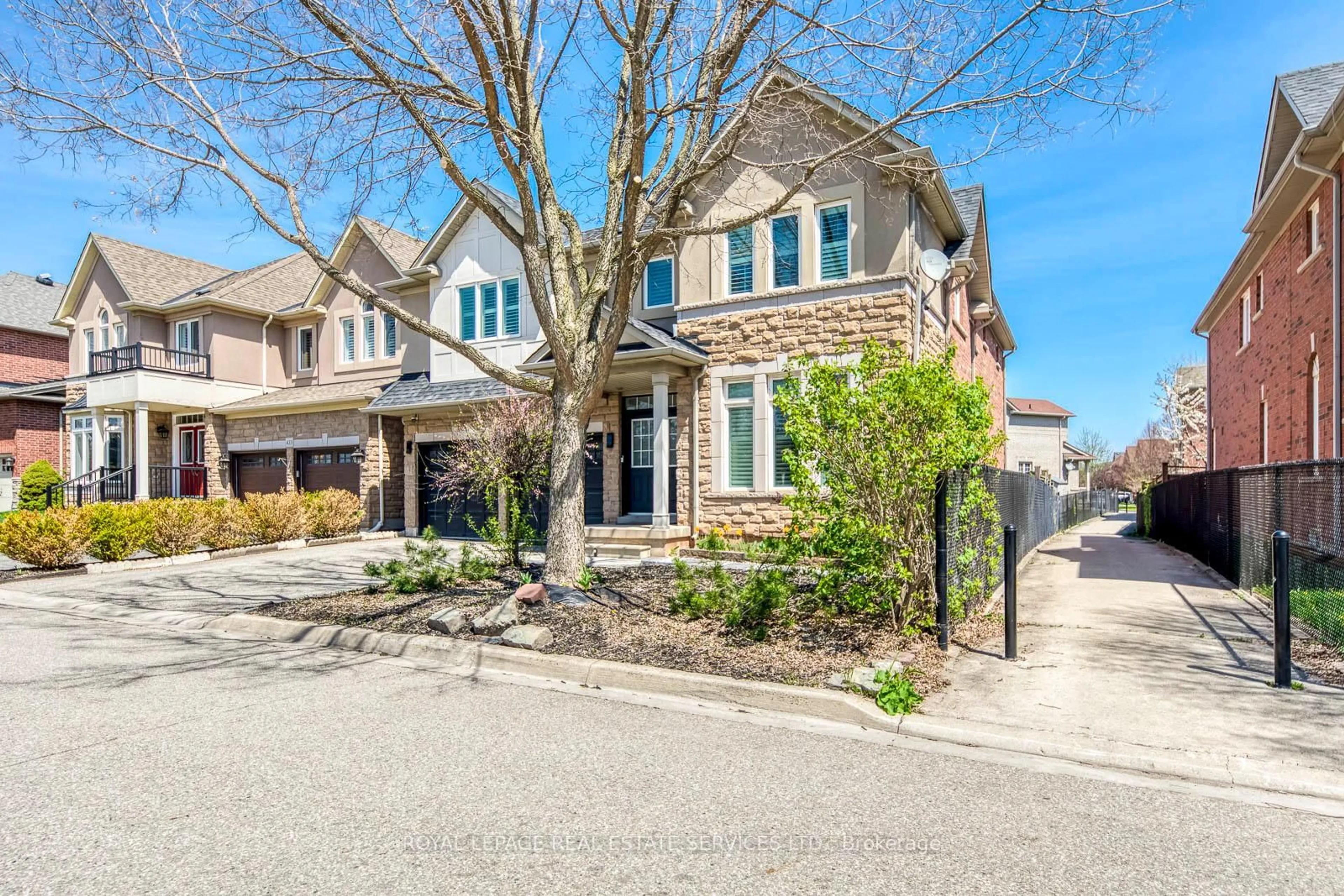 Home with brick exterior material, street for 431 Burloak Dr, Oakville Ontario L6L 6W8