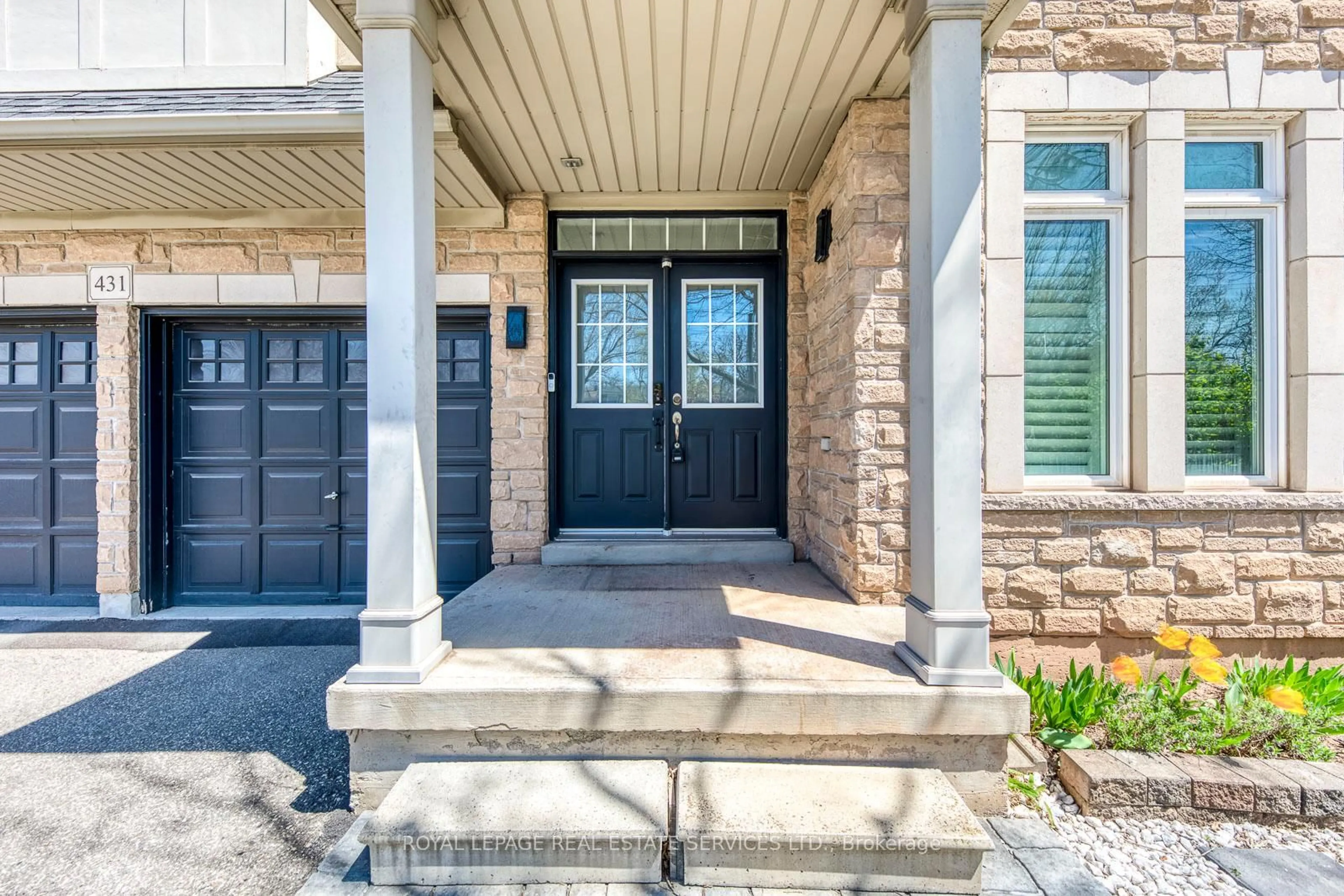 Indoor entryway for 431 Burloak Dr, Oakville Ontario L6L 6W8