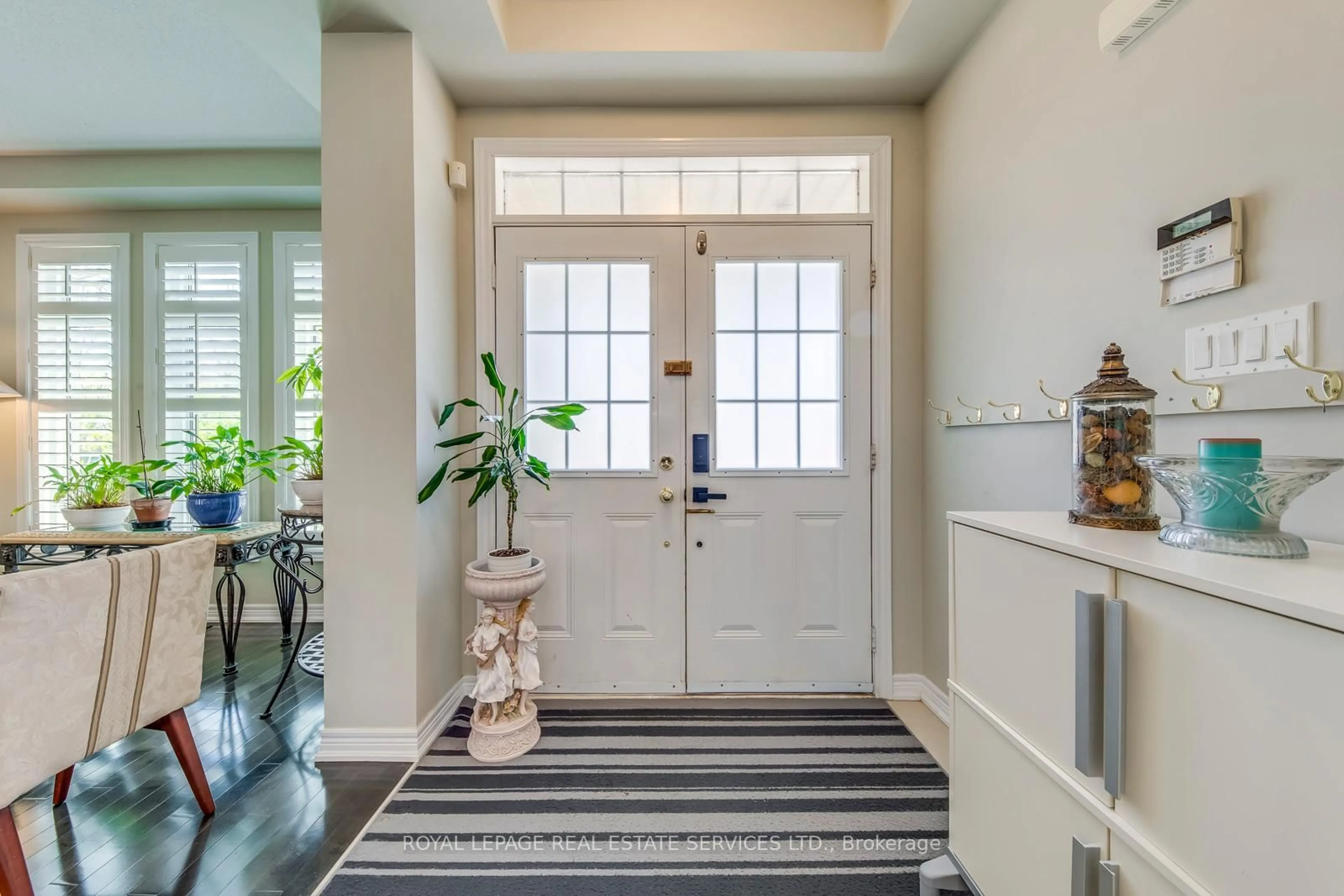 Indoor entryway for 431 Burloak Dr, Oakville Ontario L6L 6W8