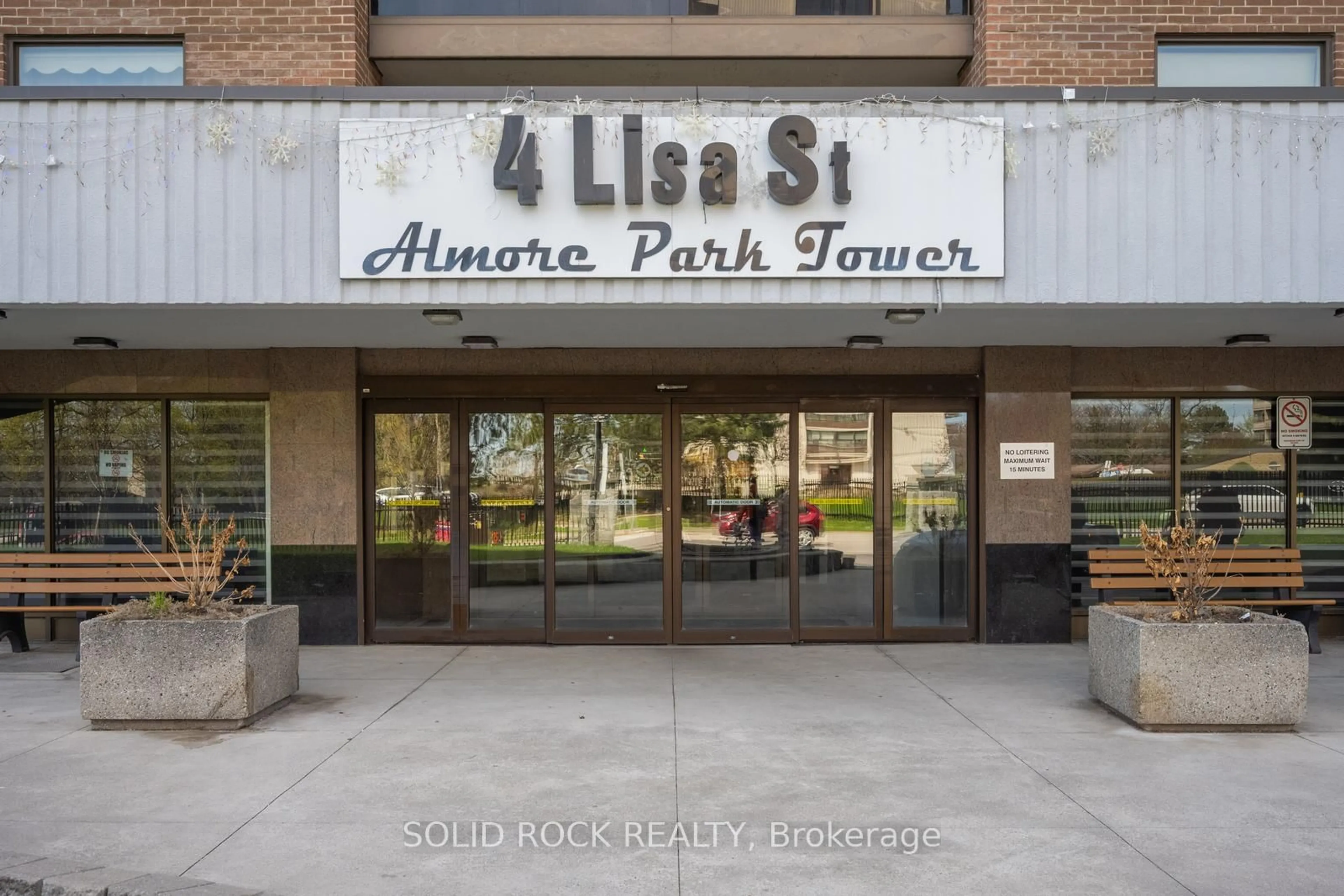 Indoor foyer for 4 Lisa St #610, Brampton Ontario L6T 4B6