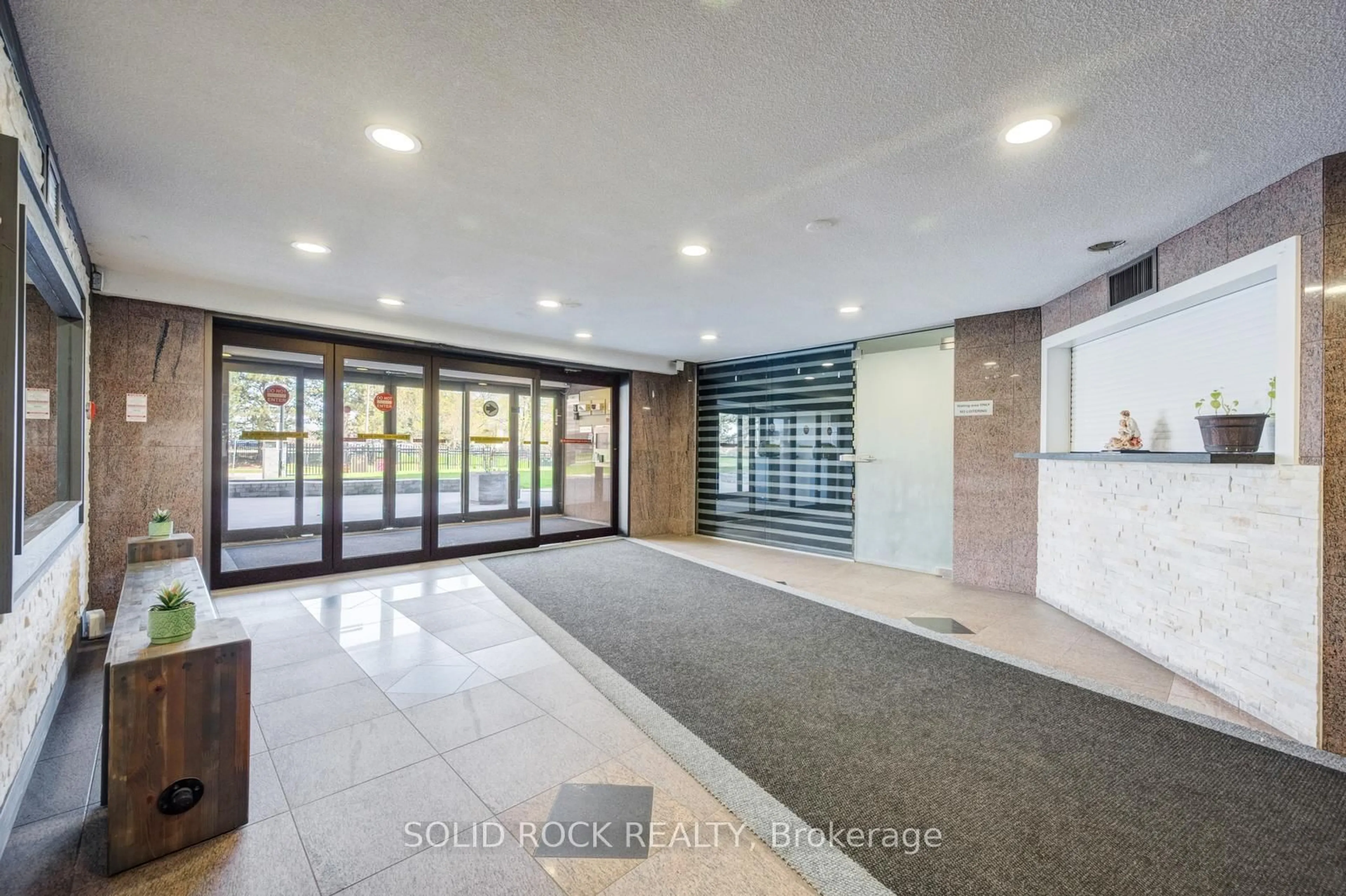 Indoor foyer for 4 Lisa St #610, Brampton Ontario L6T 4B6